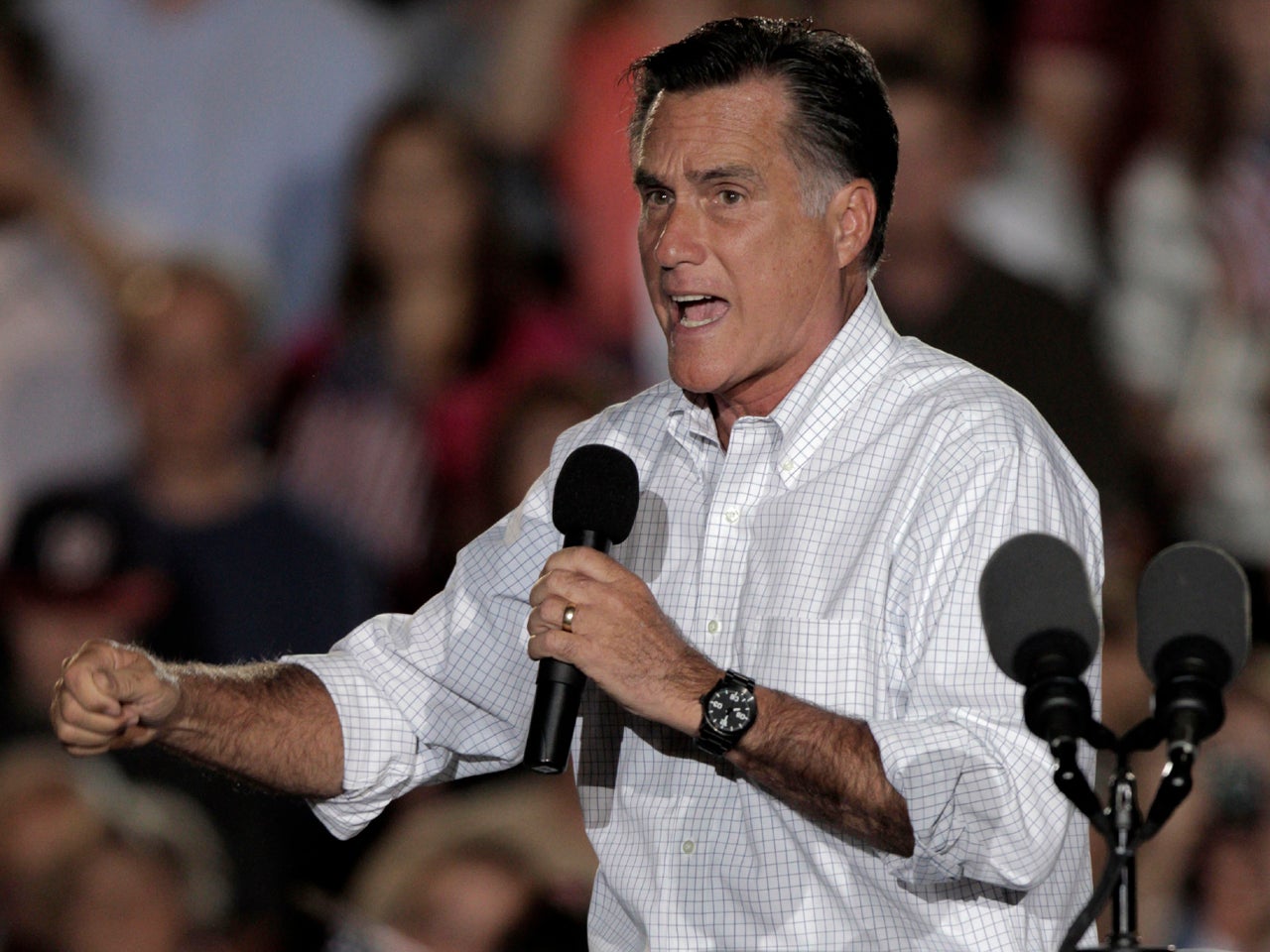 Romney tries to get back on economy message after rough week - CBS News