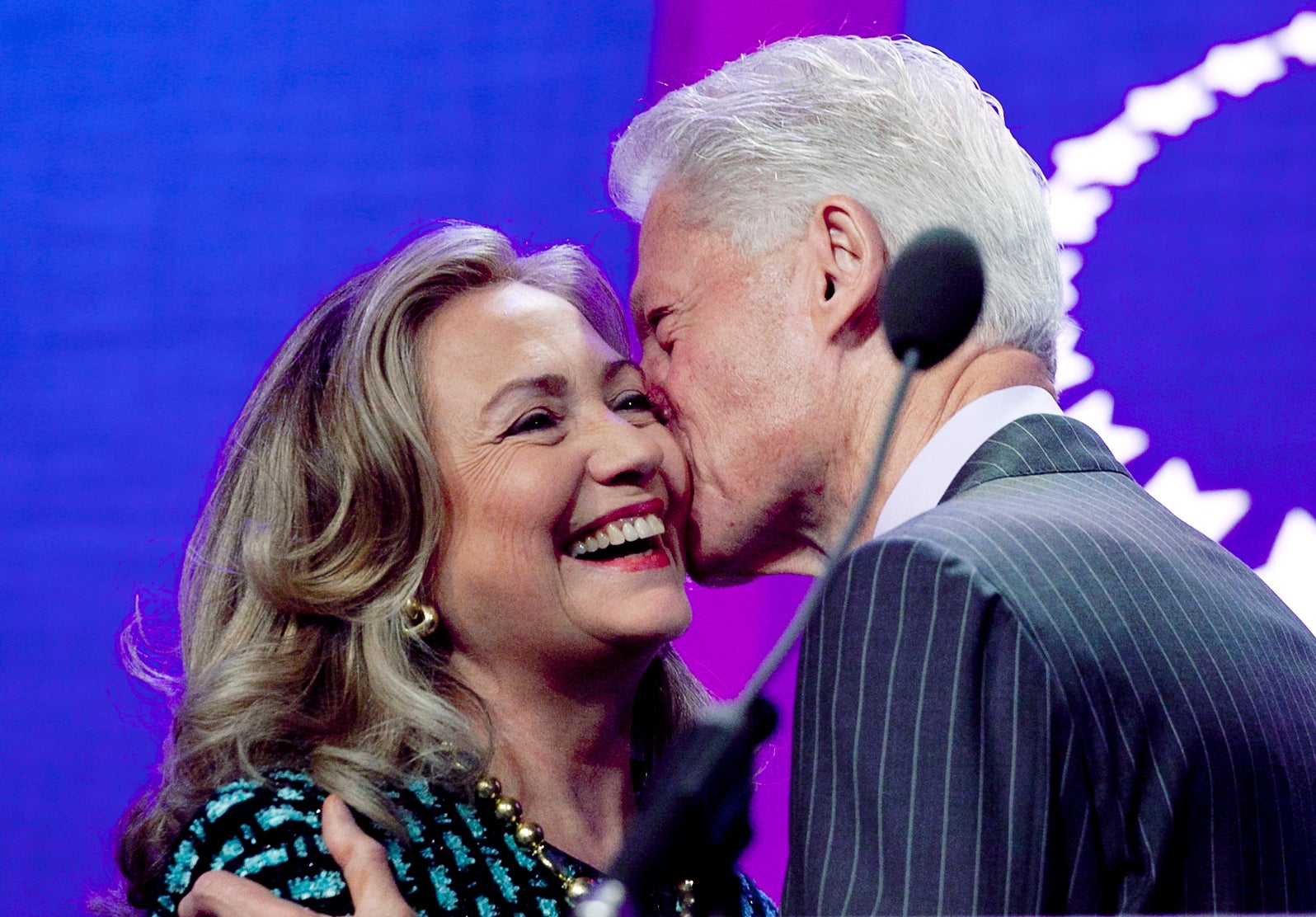 hillary clinton and bill clinton kiss