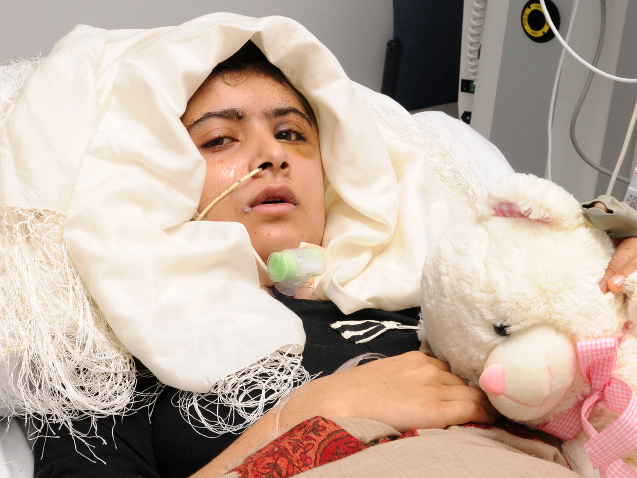 Malala Yousafzai Awake Has Stood Up Doctors Say Cbs News 1662