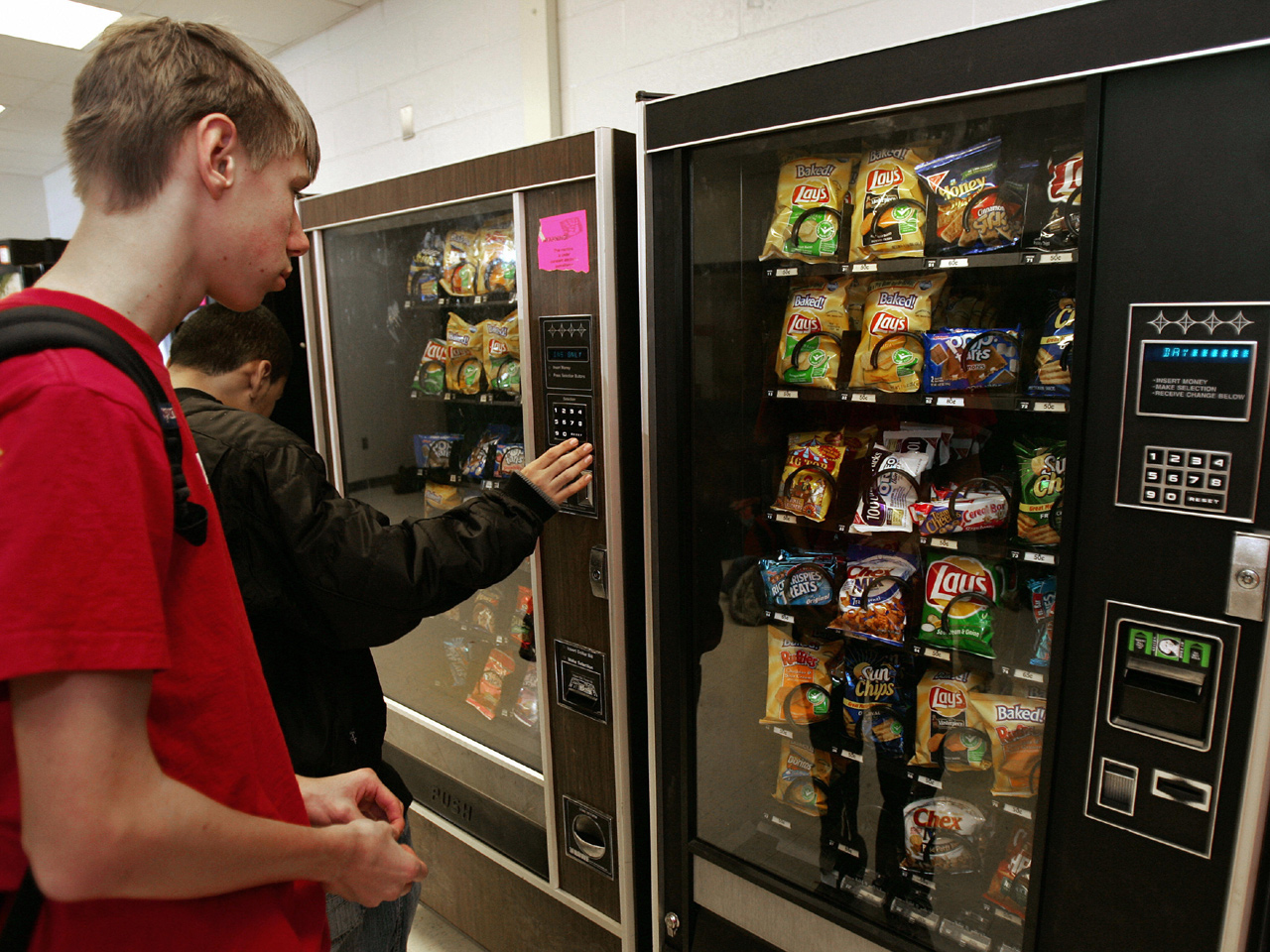 New USDA rules would remove junk food from school vending machines - CBS  News