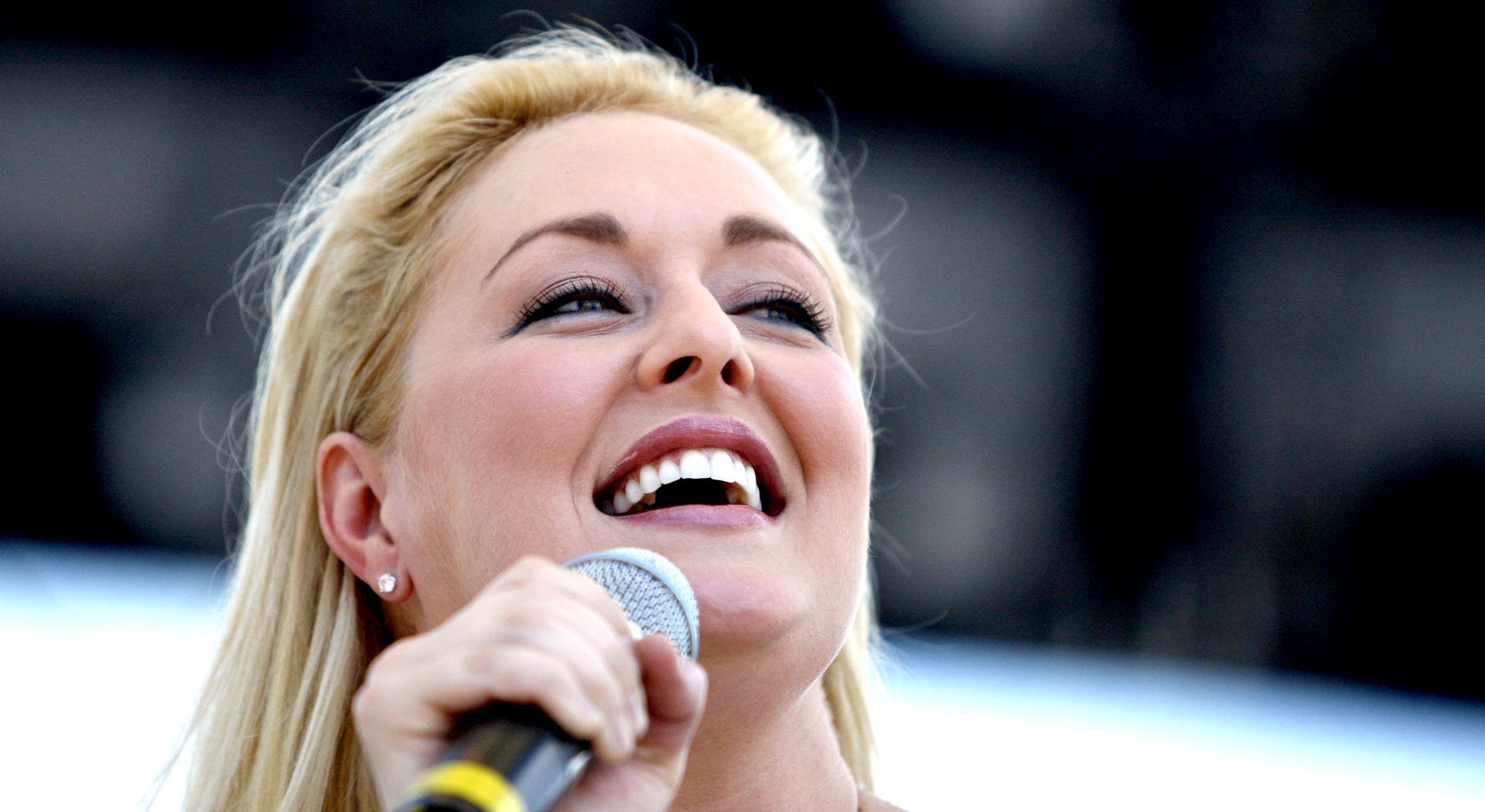 Country crooner Mindy McCready dies at 37 - CBS News