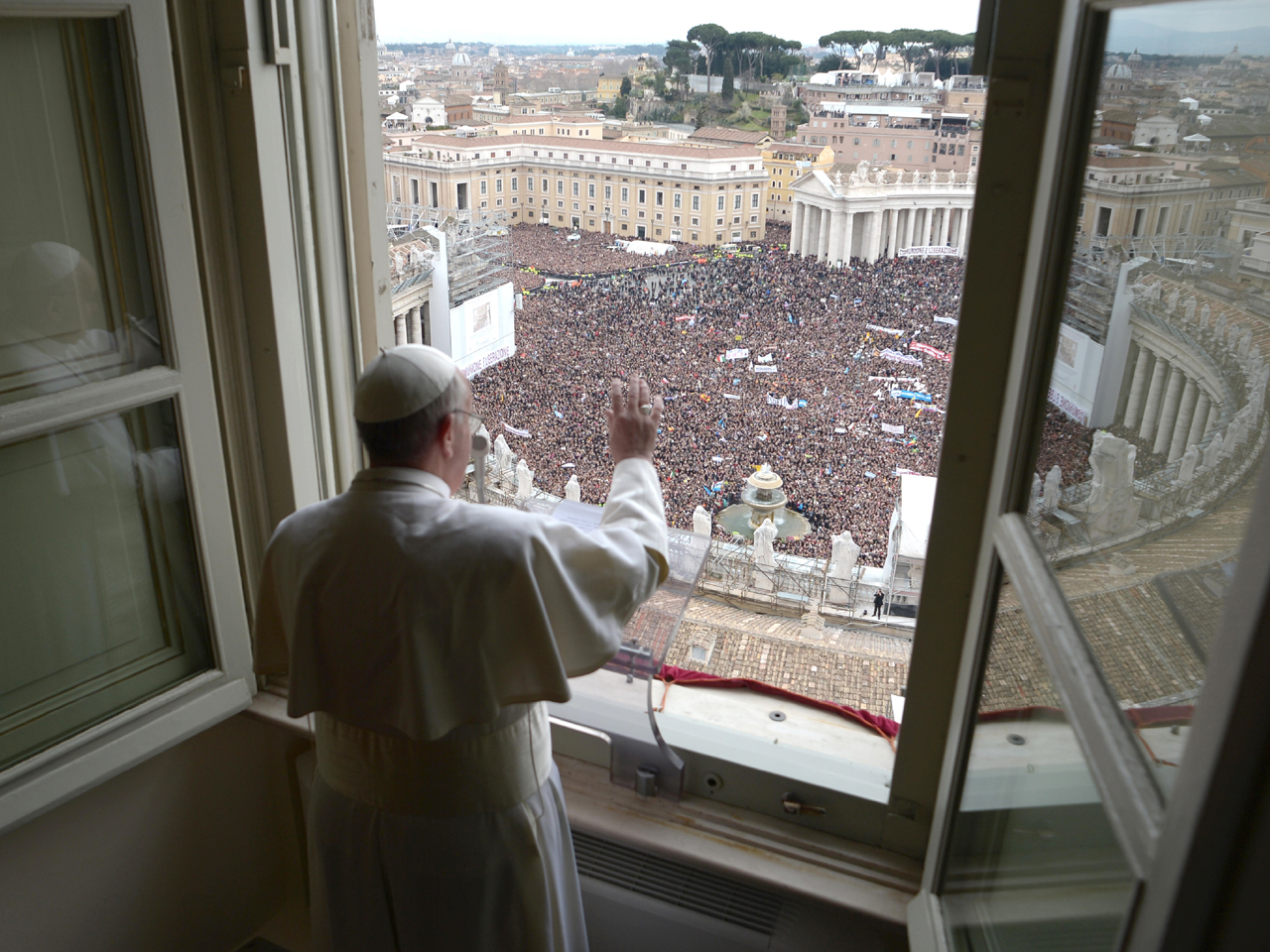 Pope Francis makes spontaneous displays on first Sunday - News