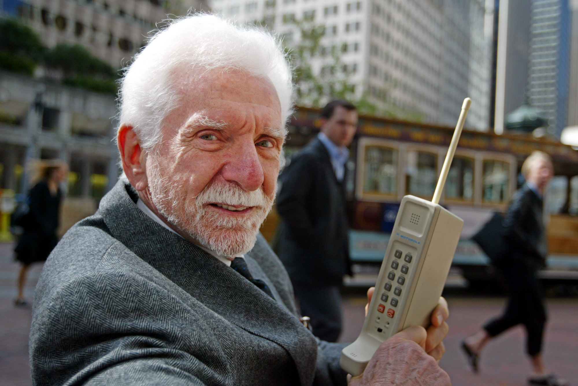 Qui est le véritable inventeur du téléphone portable ?