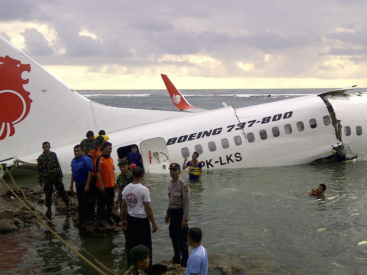Аварийные посадки самолетов на воду. Lion Air 610. Самолёта Boeing 737 посадка на воду. Боинг 737 посадка на воду. Приземление самолета.