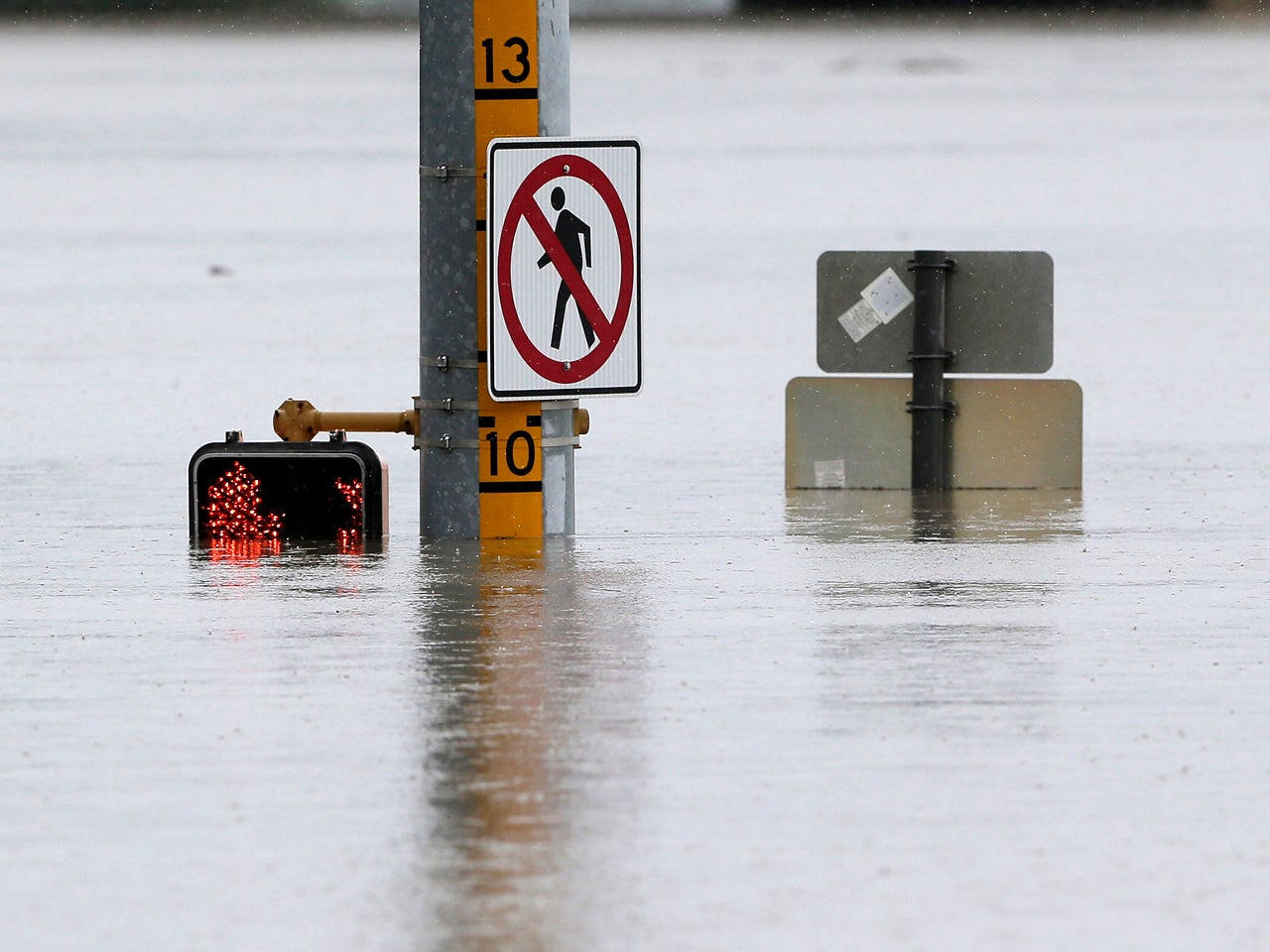 San Antonio flooding kills 1; 200-plus rescued - CBS News