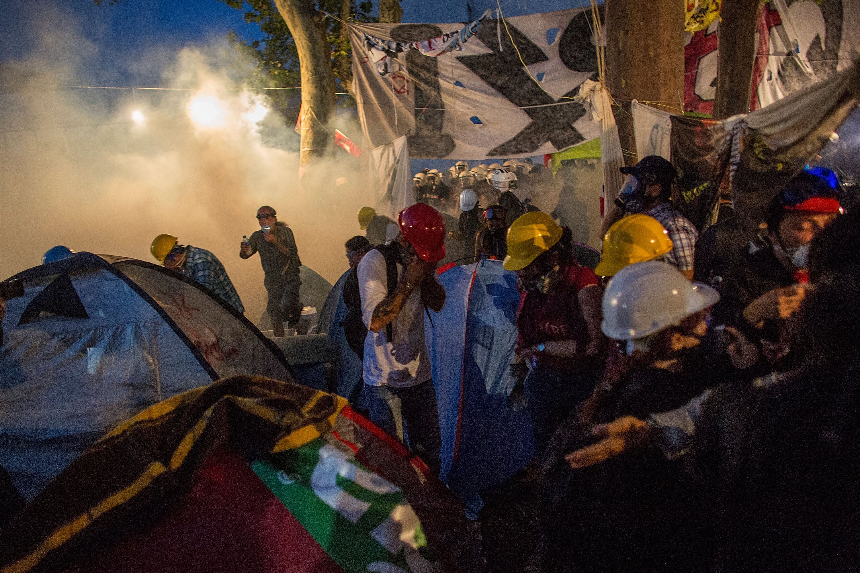 Turkish riot police disperse protesters in park - CBS News