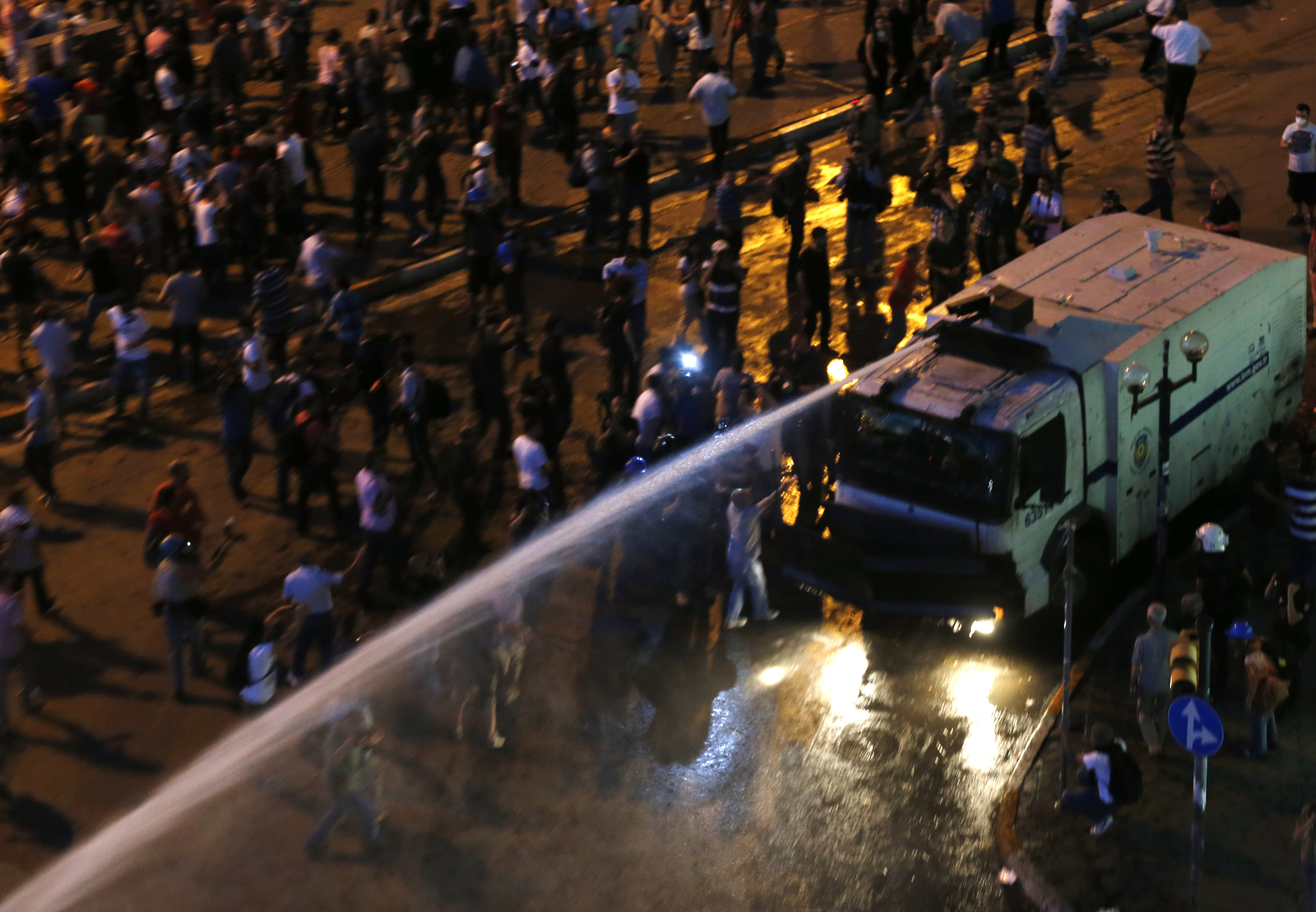 Turkish Police Unleash Water Cannon On Protests Cbs News 