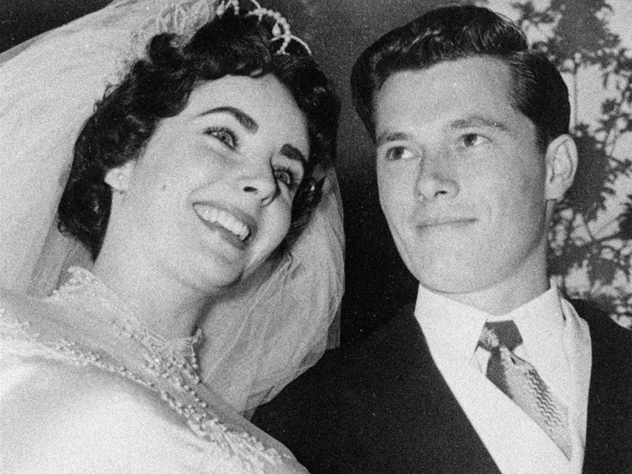 Elizabeth Taylor S First Wedding Dress Sells For 188k Cbs News