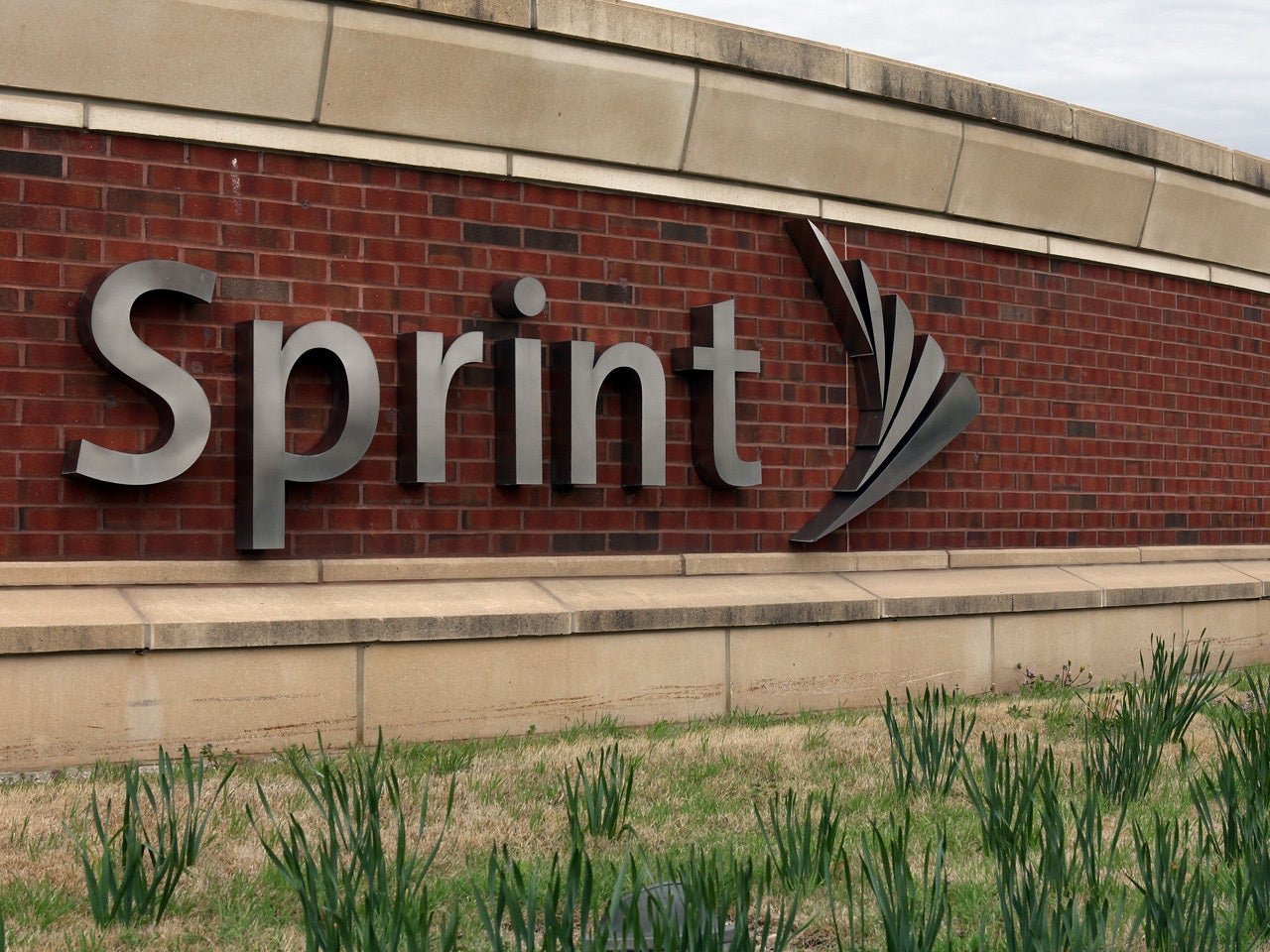 Sprint completes acquisition of Clearwire CBS News