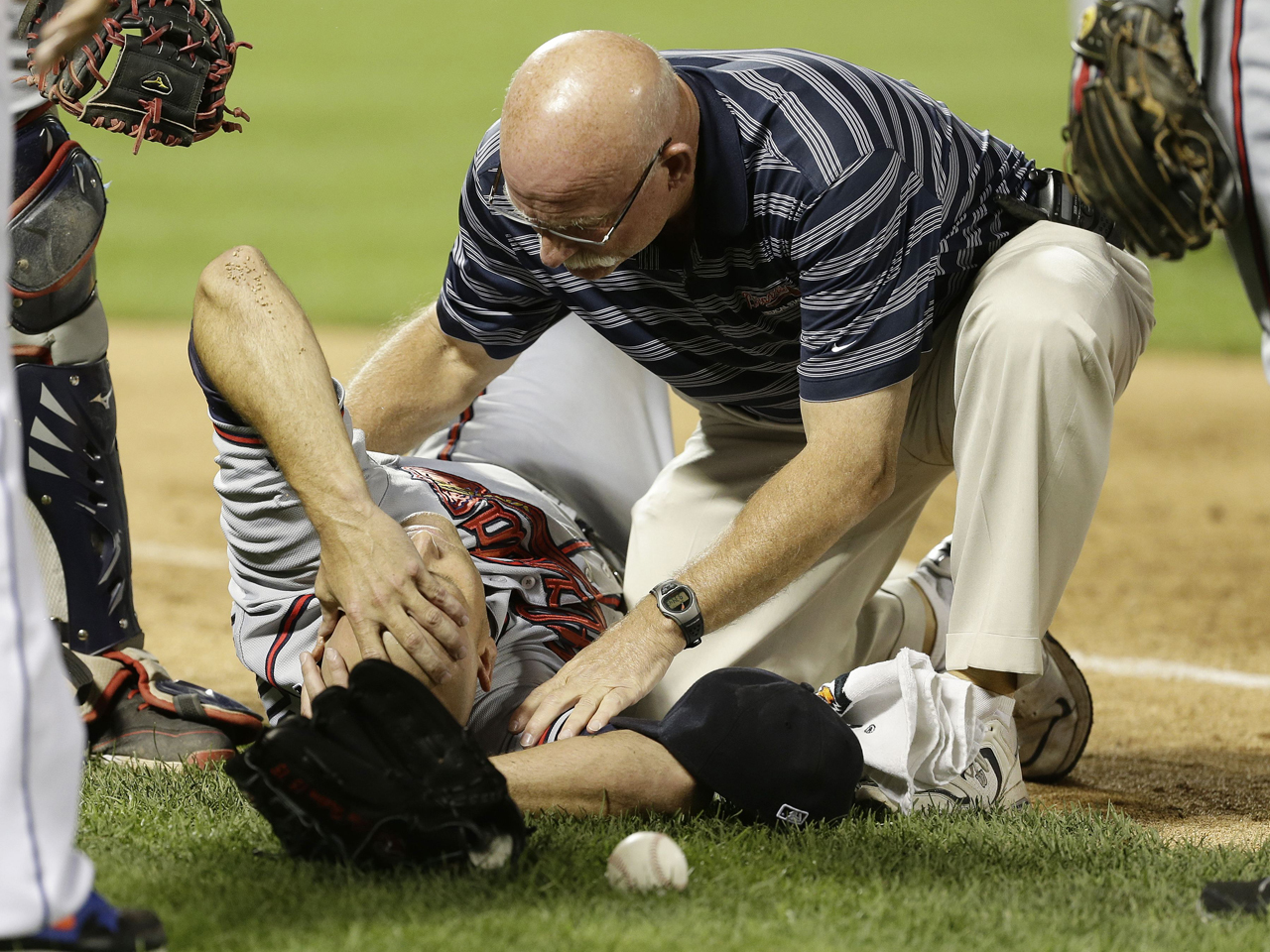 Braves pitcher Tim Hudson suffers gruesome season-ending ankle