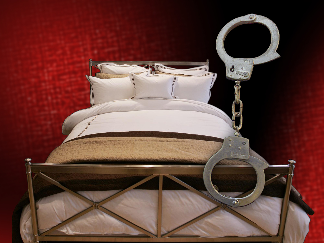 Мужик привязал женщину кровати. Наручниками к кровати. Прикованная наручниками к кровати. Кровать с цепями и наручниками. Прикованная к постели.