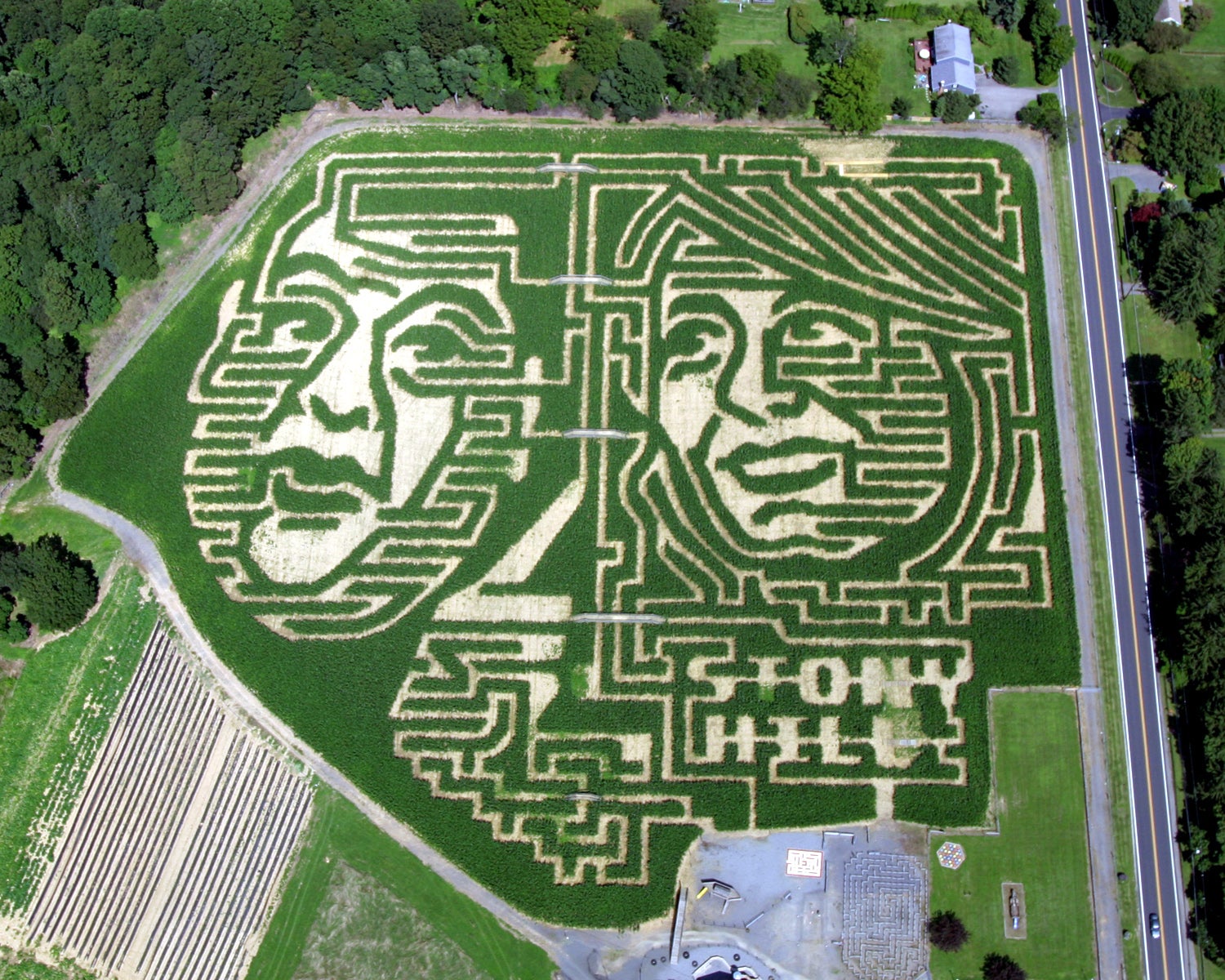 N.J. farmer cuts corn maze of Gov. Christie and Dem challenger - CBS News