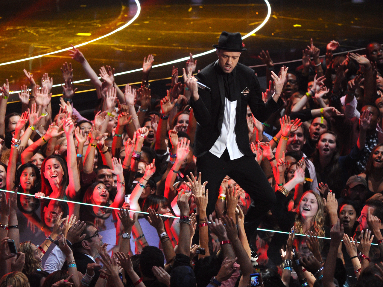 Justin Timberlake Performing at 2013 MTV VMAs, Receiving Award