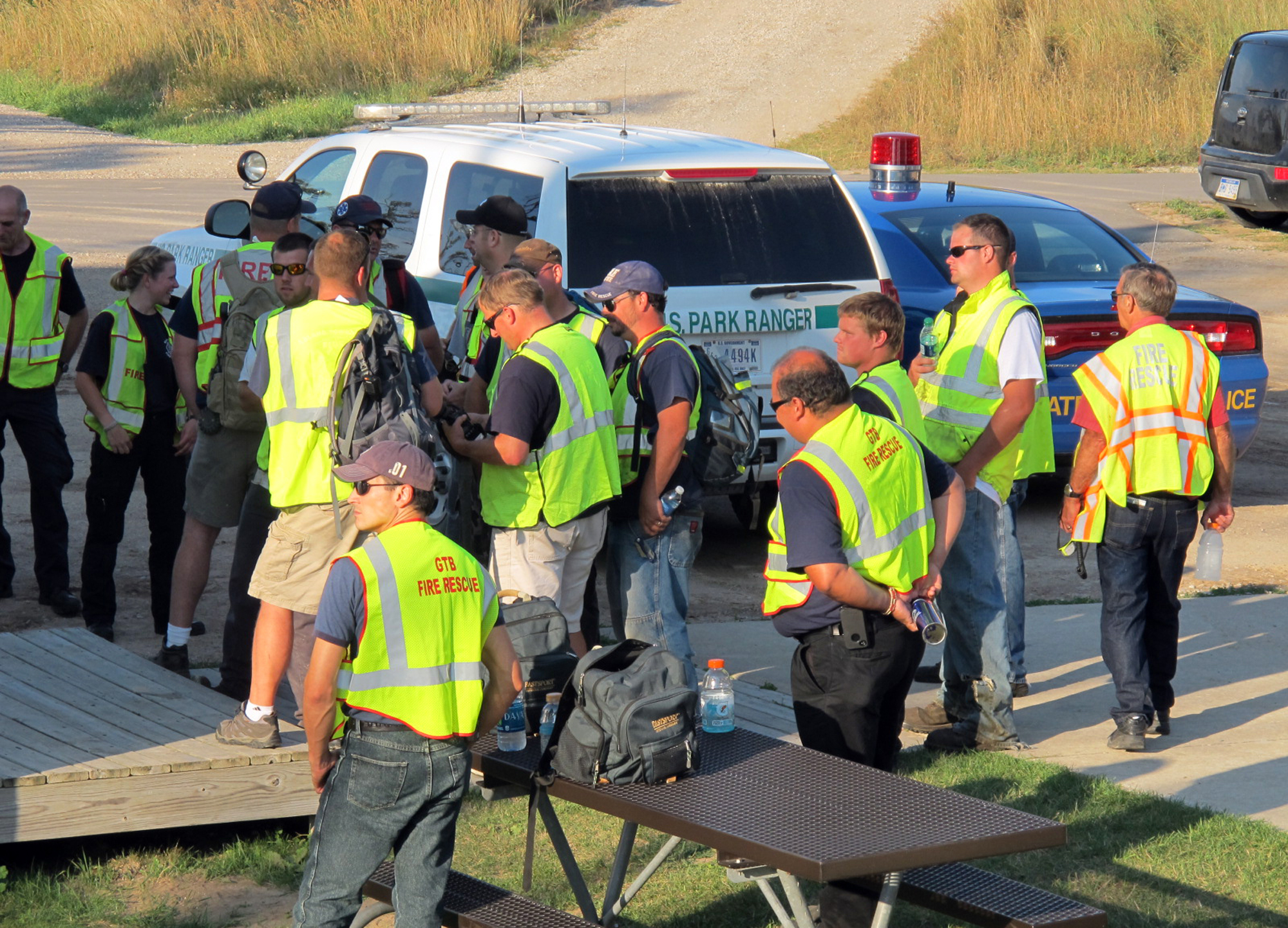 Wanted man, 3 kids found safe at Mich. lakeshore - CBS News