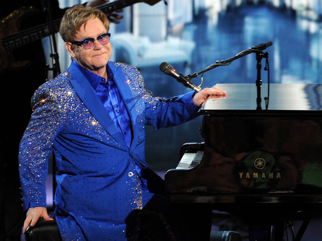 Elton John pays tribute to Liberace at the Emmys CBS News(02)