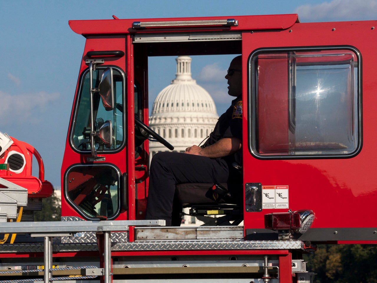Man who set himself on fire on National Mall dies, police say - CBS News