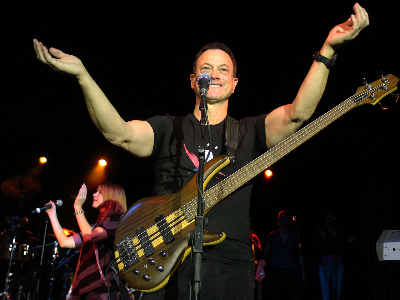 Gary Sinise builds homes and hope for wounded veterans - CBS News