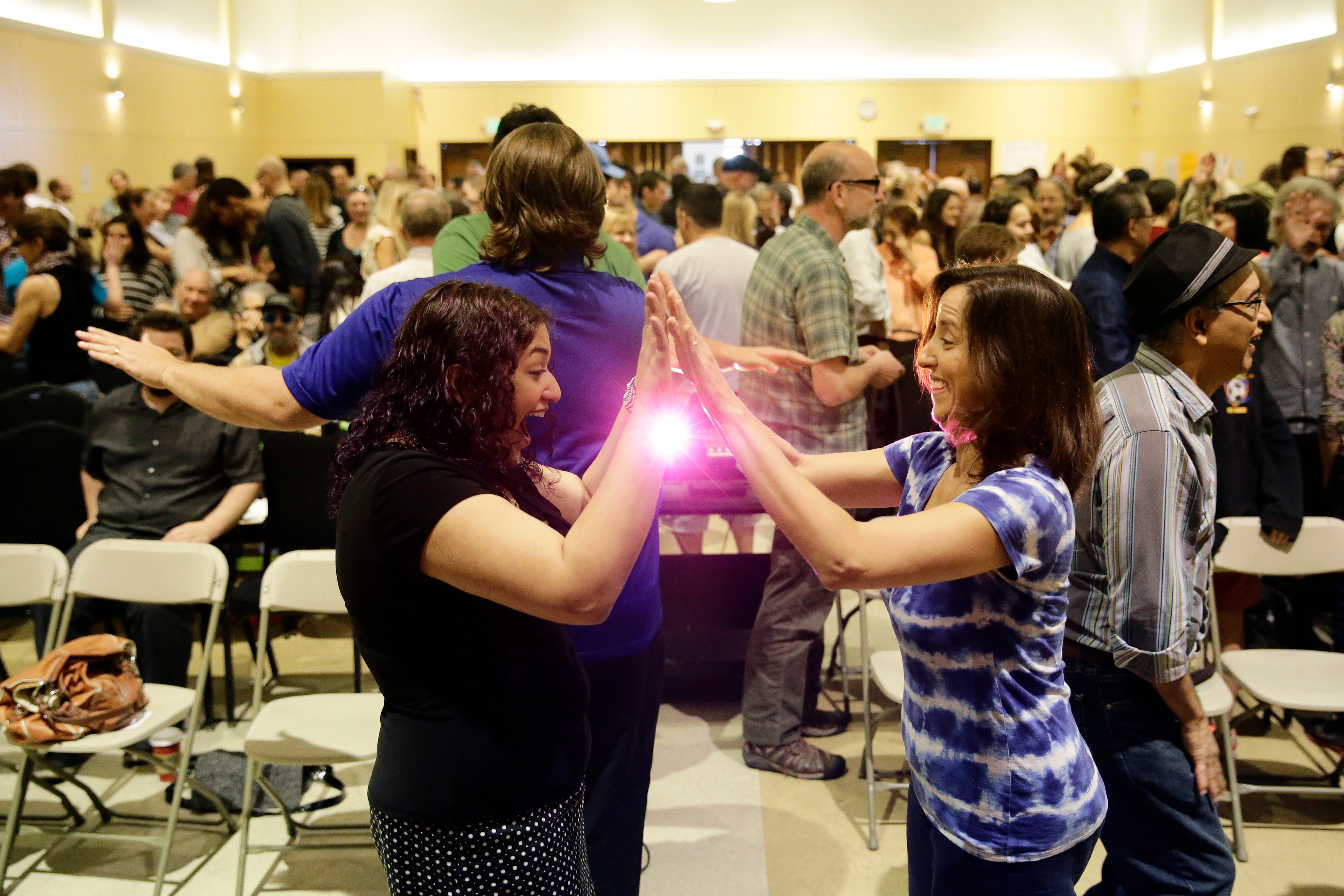 Atheist "mega-churches" take root across U.S., world - CBS News