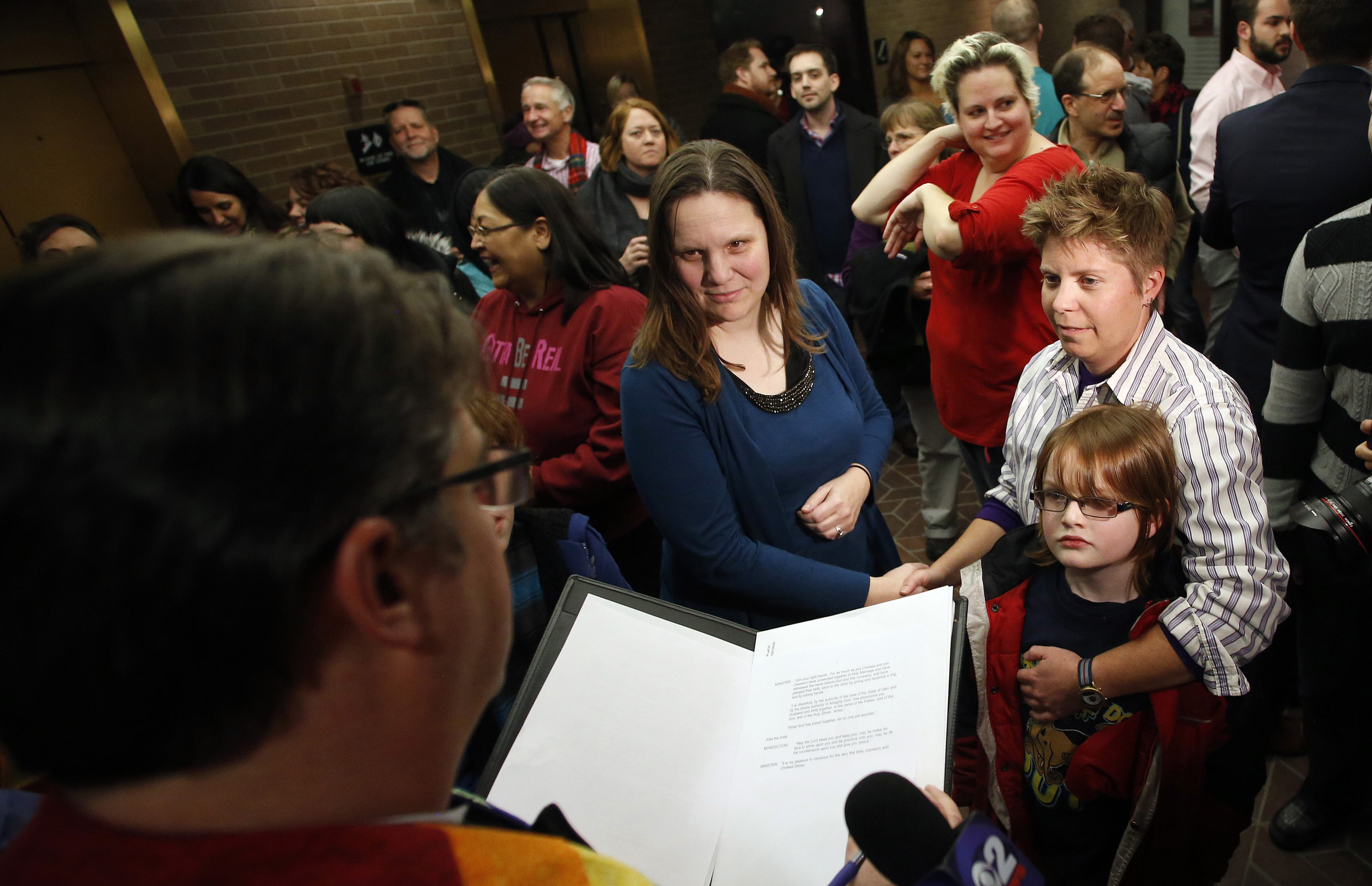 Gay Couples Marry In Utah After Judge Overturns Ban Cbs News