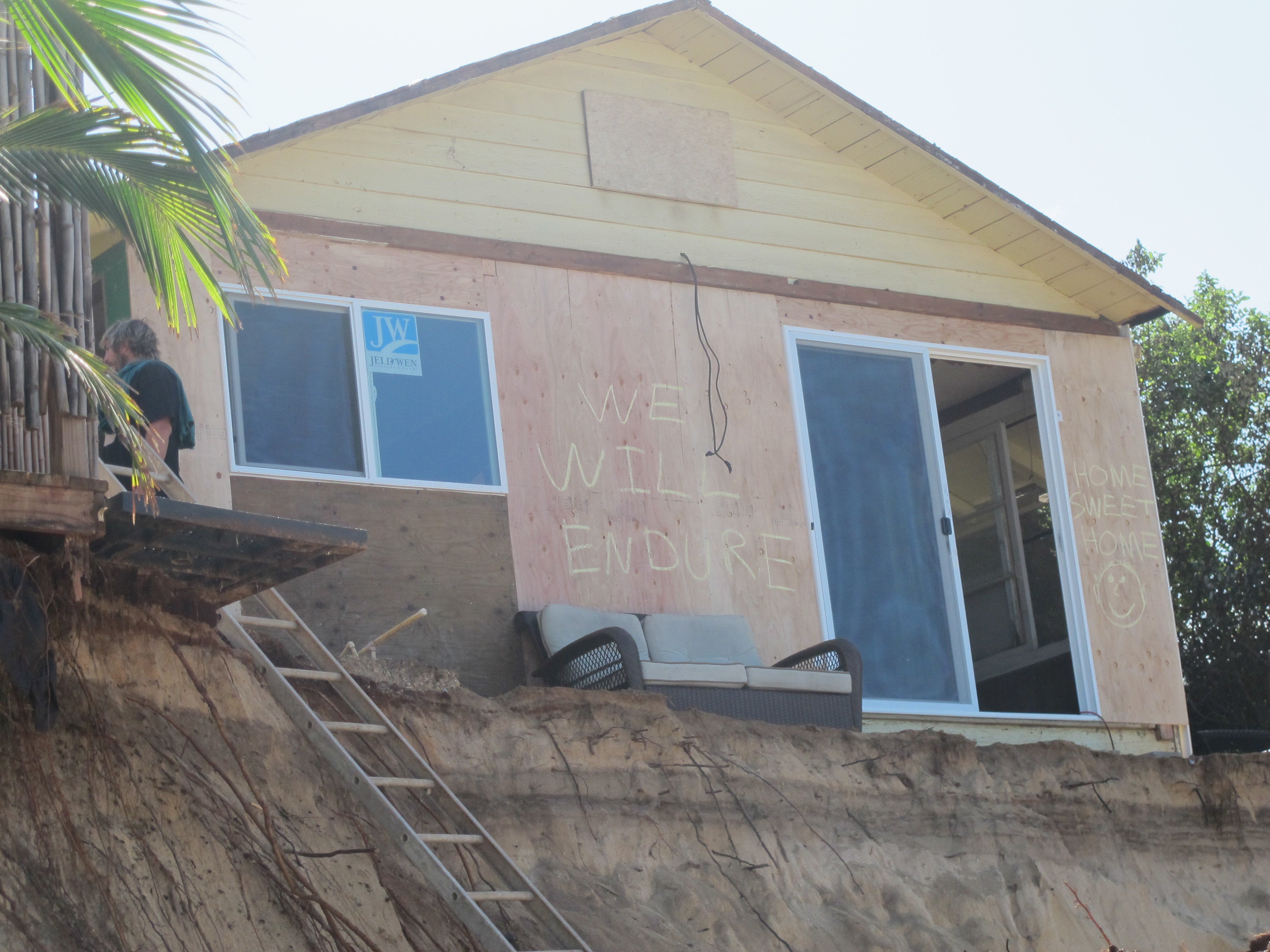 Fast-moving erosion threatens Hawaii coastal homes - CBS News