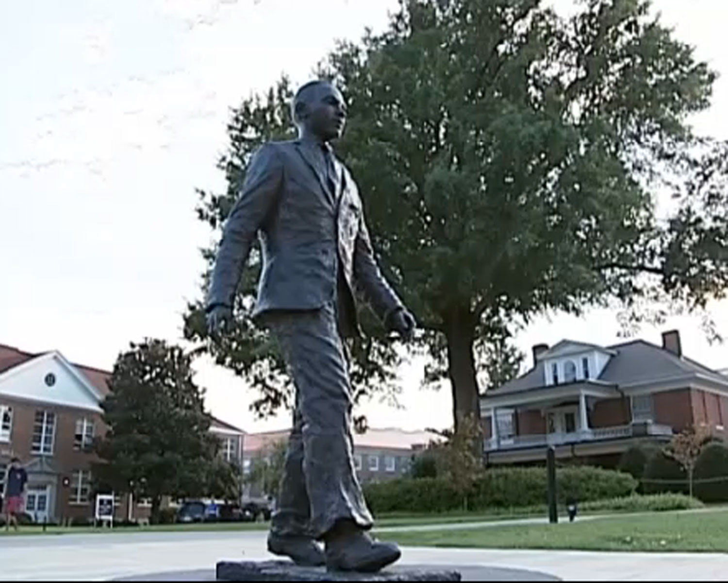 Noose Tied To Ole Miss Statue Of James Meredith Civil Rights Icon Who Integrated The School In 1962 Cbs News