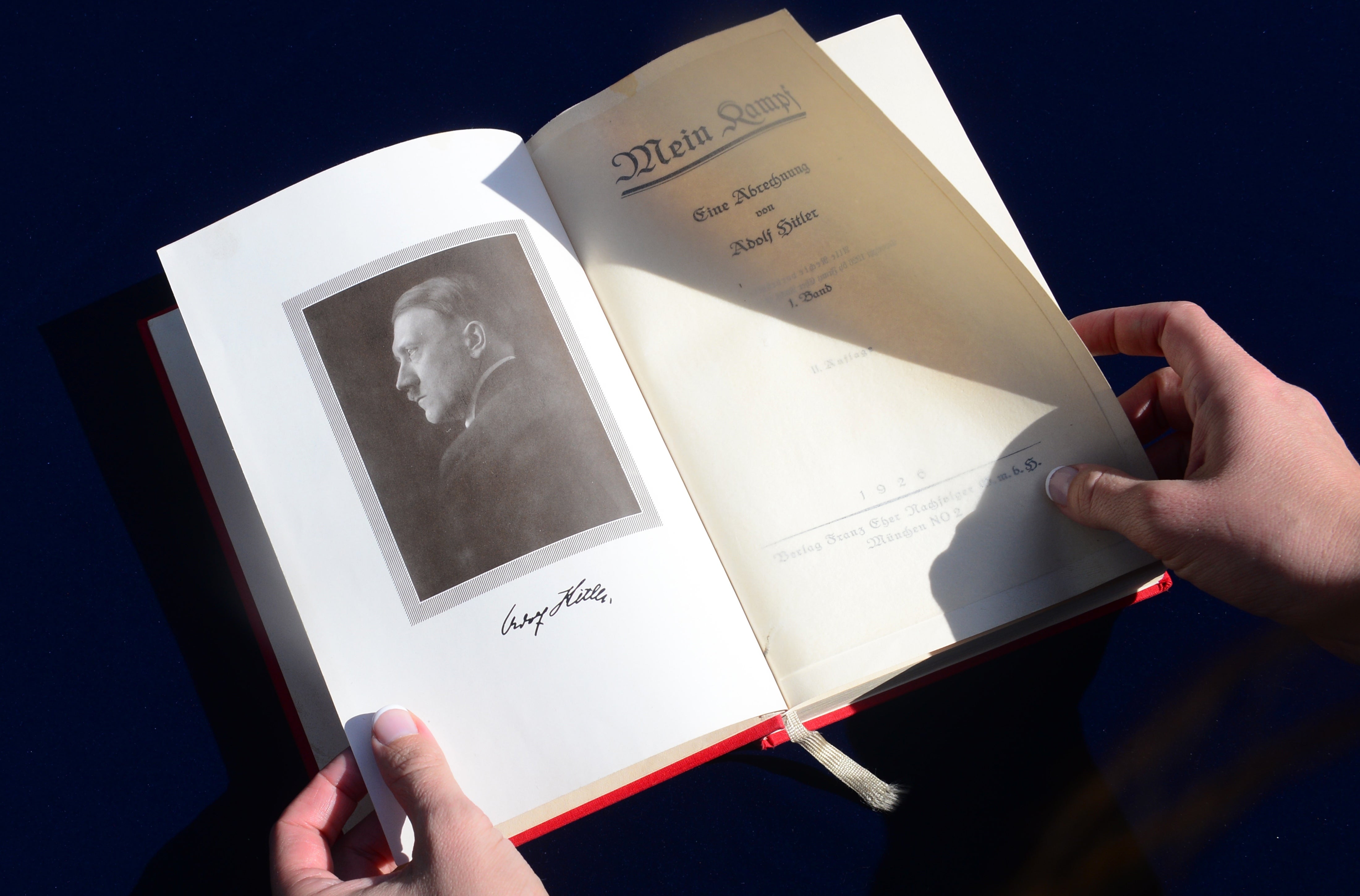 Signed editions of Adolf Hitler's Mein Kampf up for auction in Los  Angeles - CBS News