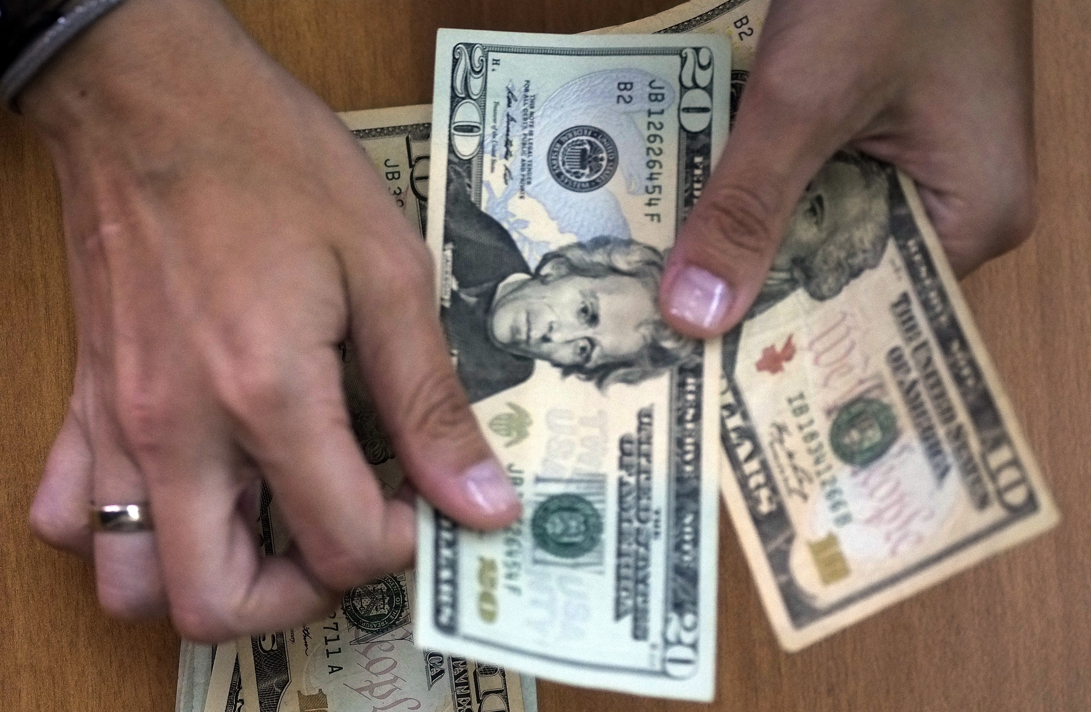 Dirty Money: Your cash is home to thousands of bacteria - CBS News