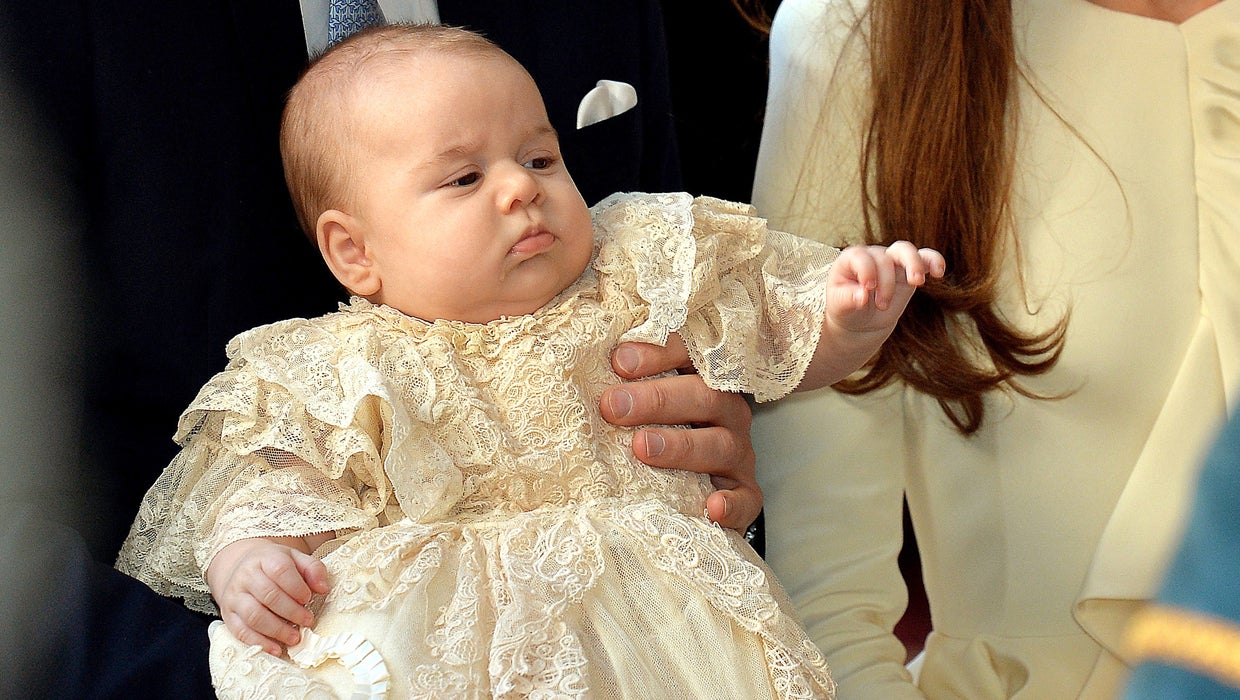Prince christening robe to go on display at Buckingham Palace(00)