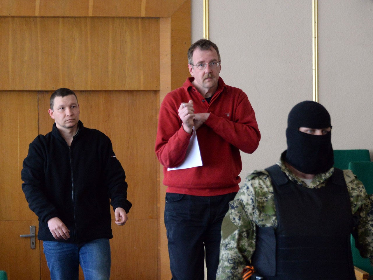 Kidnapped European observers in Ukraine paraded on TV - CBS News