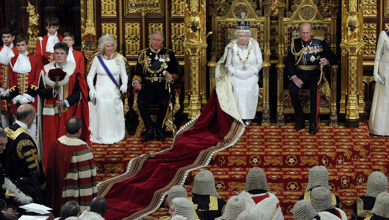 Page boy faints during Queen Elizabeth II's speech CBS News