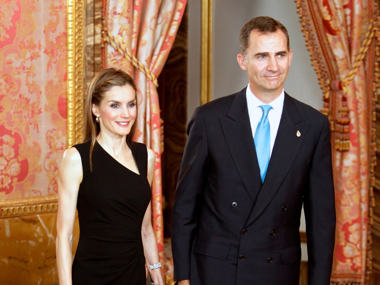 Snacks, no banquet, for frugal new Spanish king - CBS News