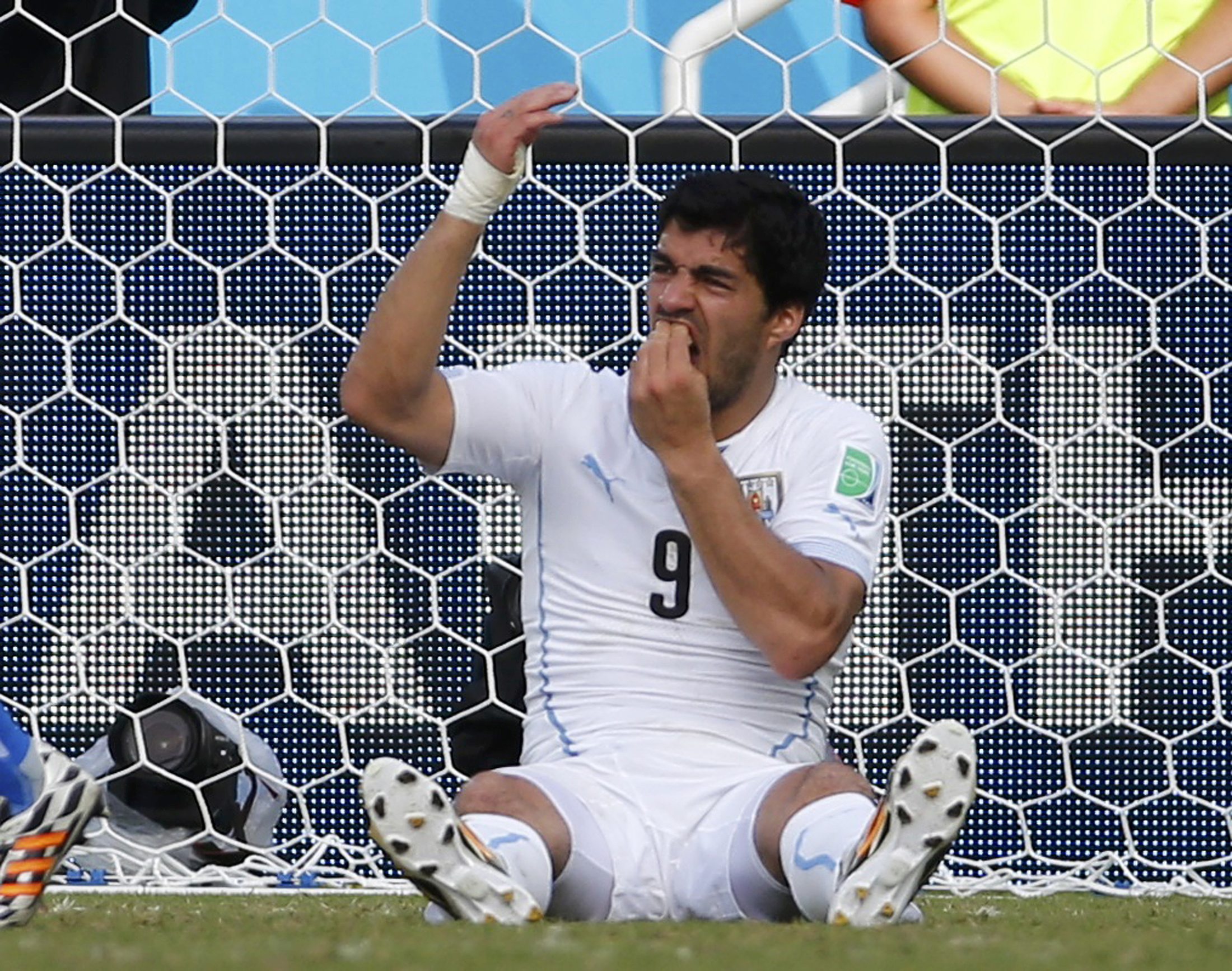 World Cup stunning moments: Luis Suárez bites Giorgio Chiellini in 2014, Soccer