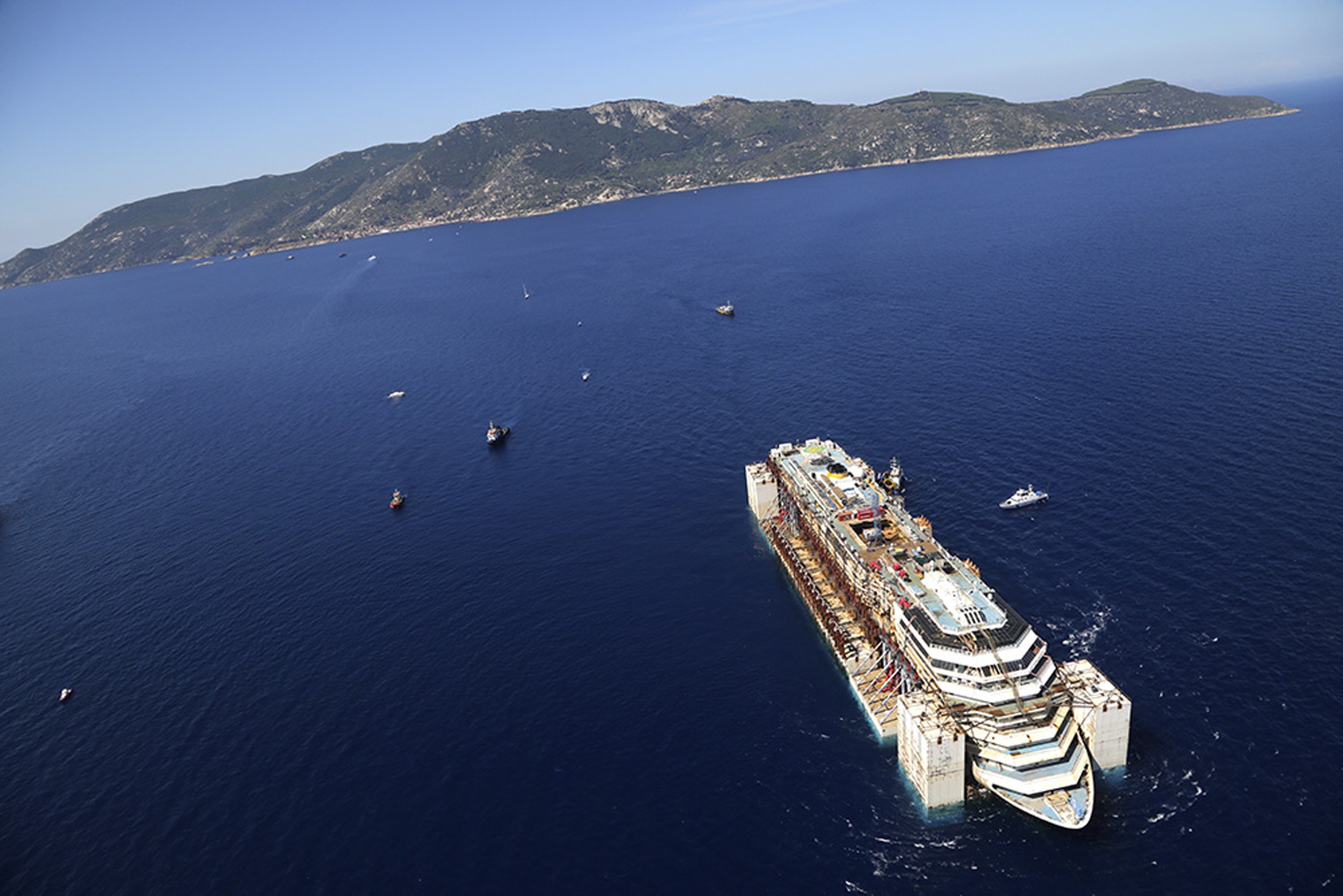 costa-concordia-making-final-voyage-from-disaster-site-cbs-news