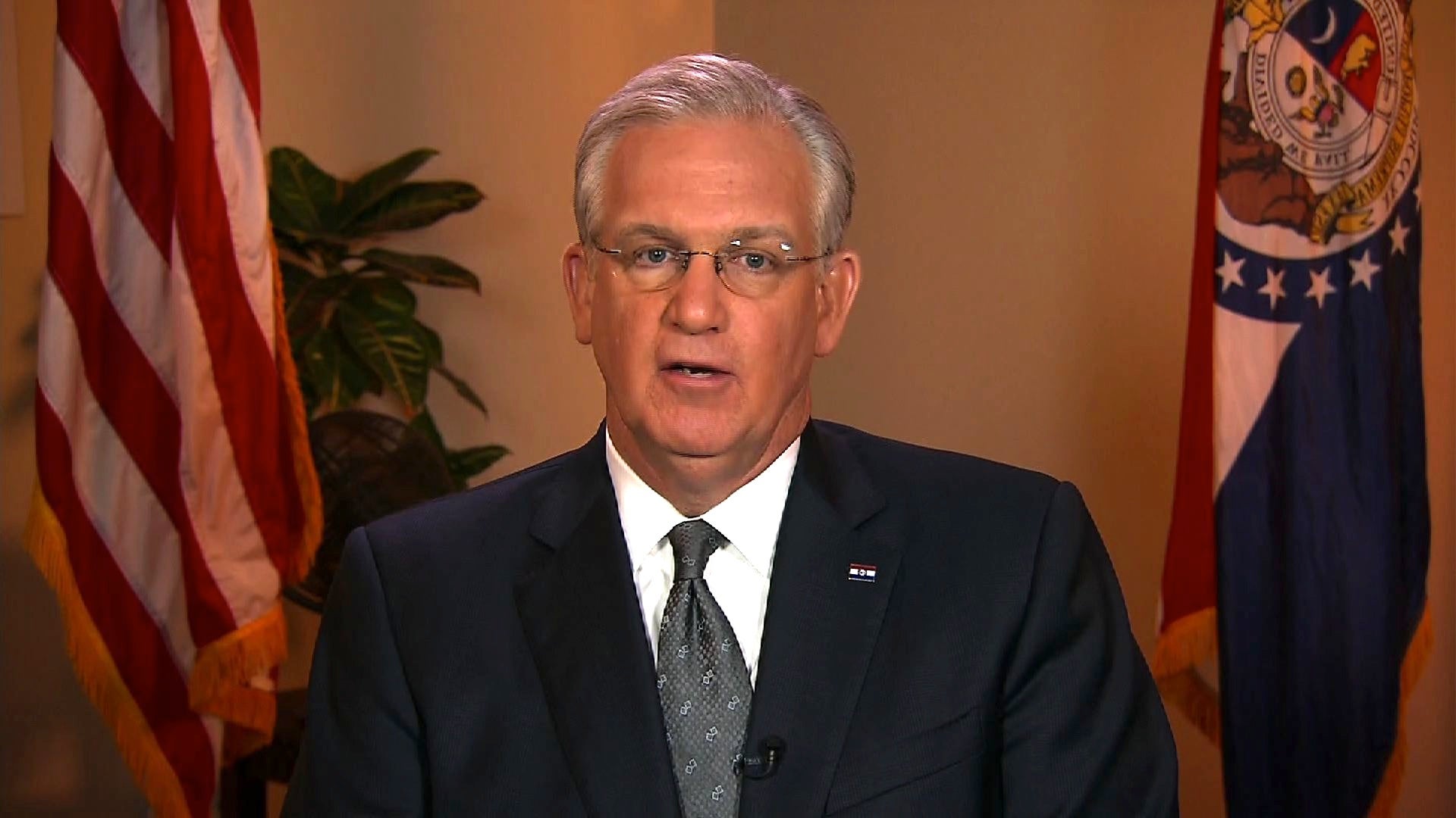 Jay Nixon Ferguson Robbery Video Had An Incendiary Effect Cbs News