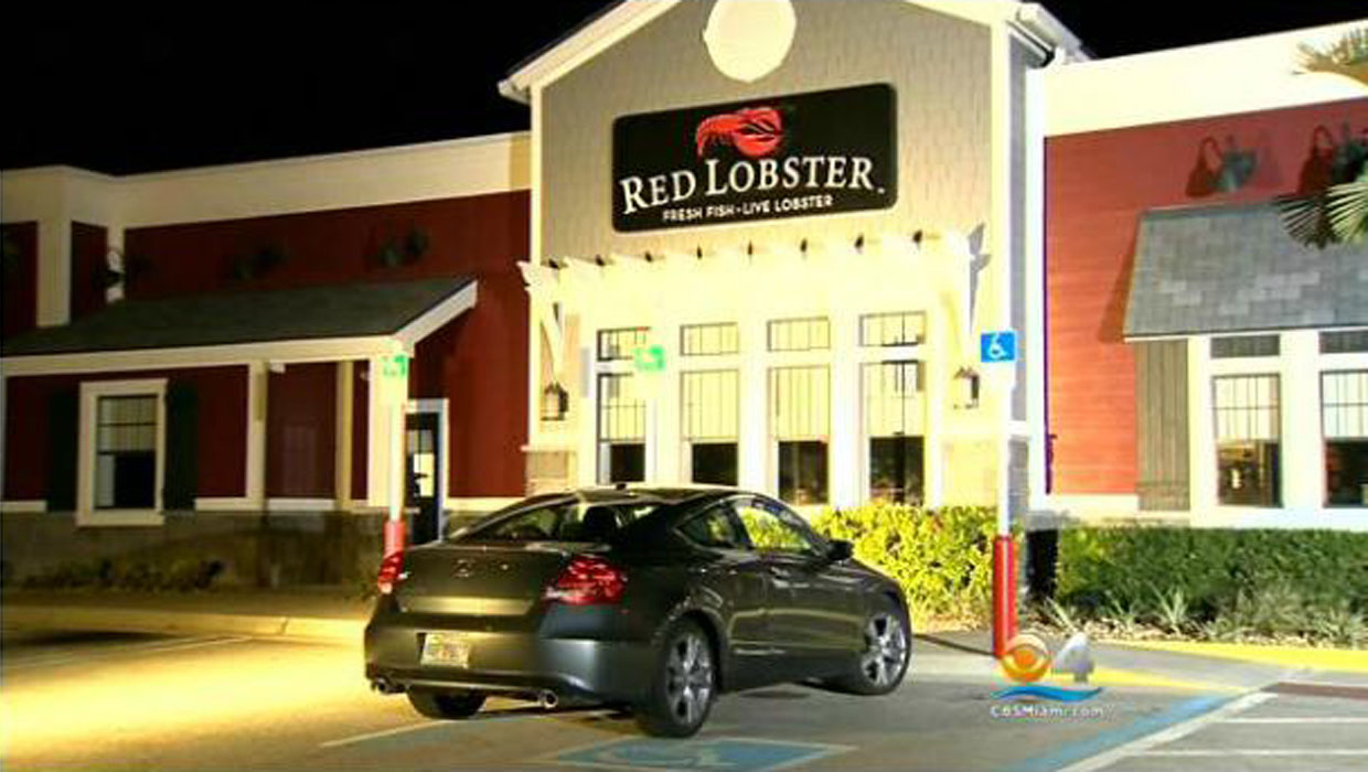 Disciplin mor Taxpayer Two employees hurt in armed robbery at Red Lobster in Miami, Florida - CBS  News