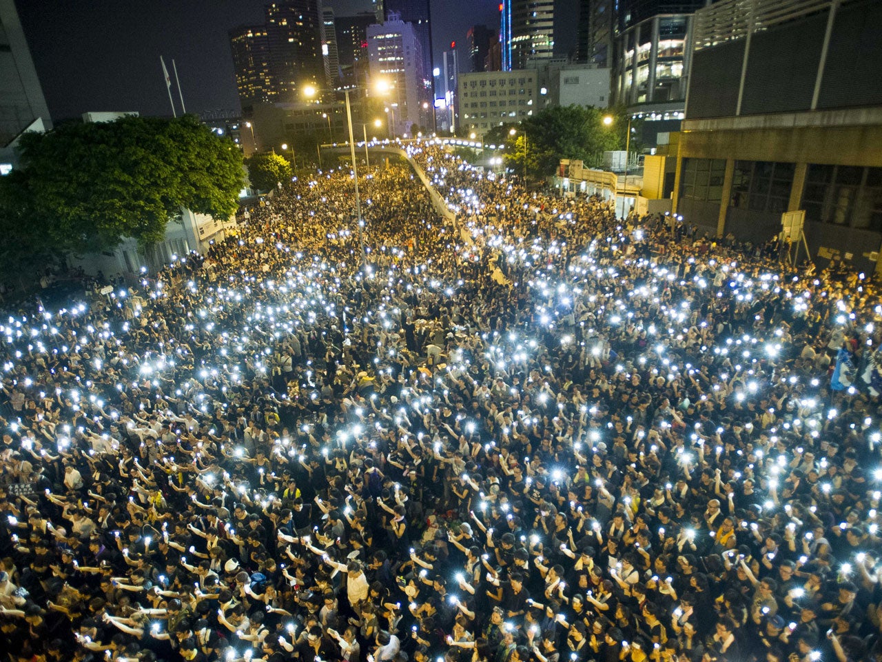 Umbrella Revolution: As Hong Kong protests grow, police ease off - CBS News