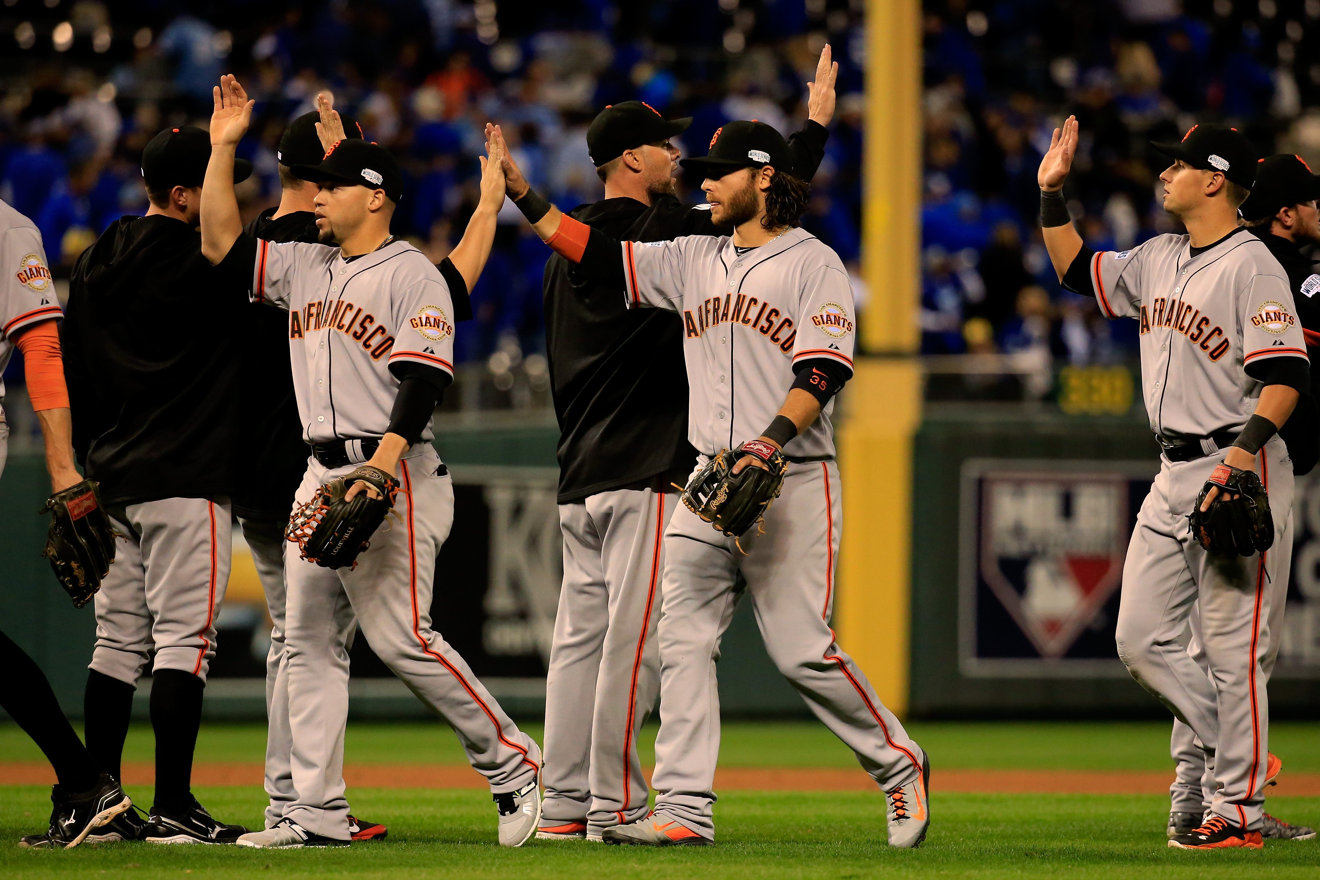 Bumgarner, Giants stop Royals 7-1 in Series opener