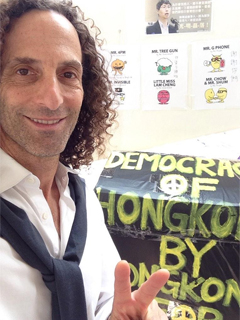 Kenny G poses for a photo amid pro-democracy protests in Hong Kong 