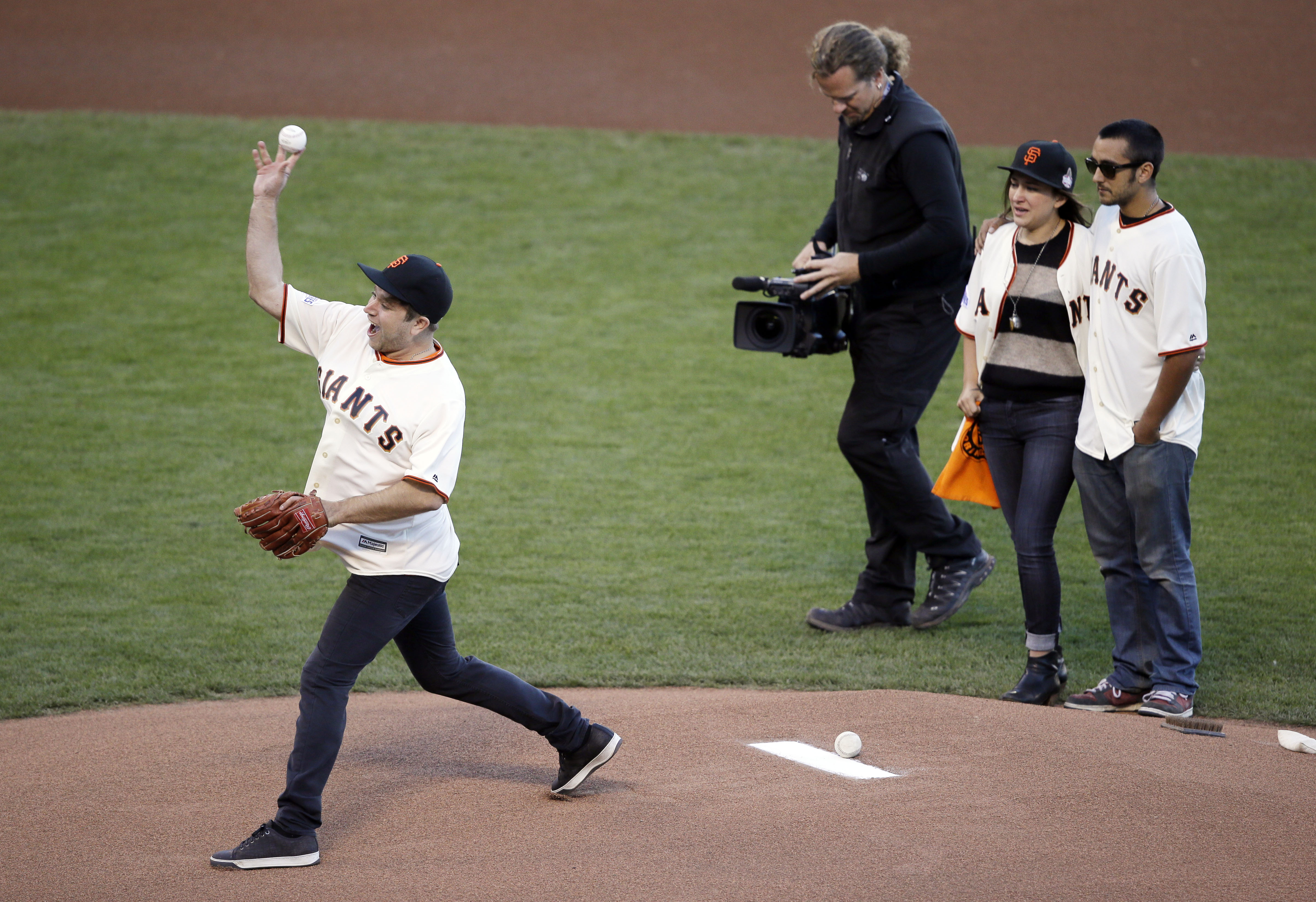 Who is throwing out the first pitch at Game 5 of World Series