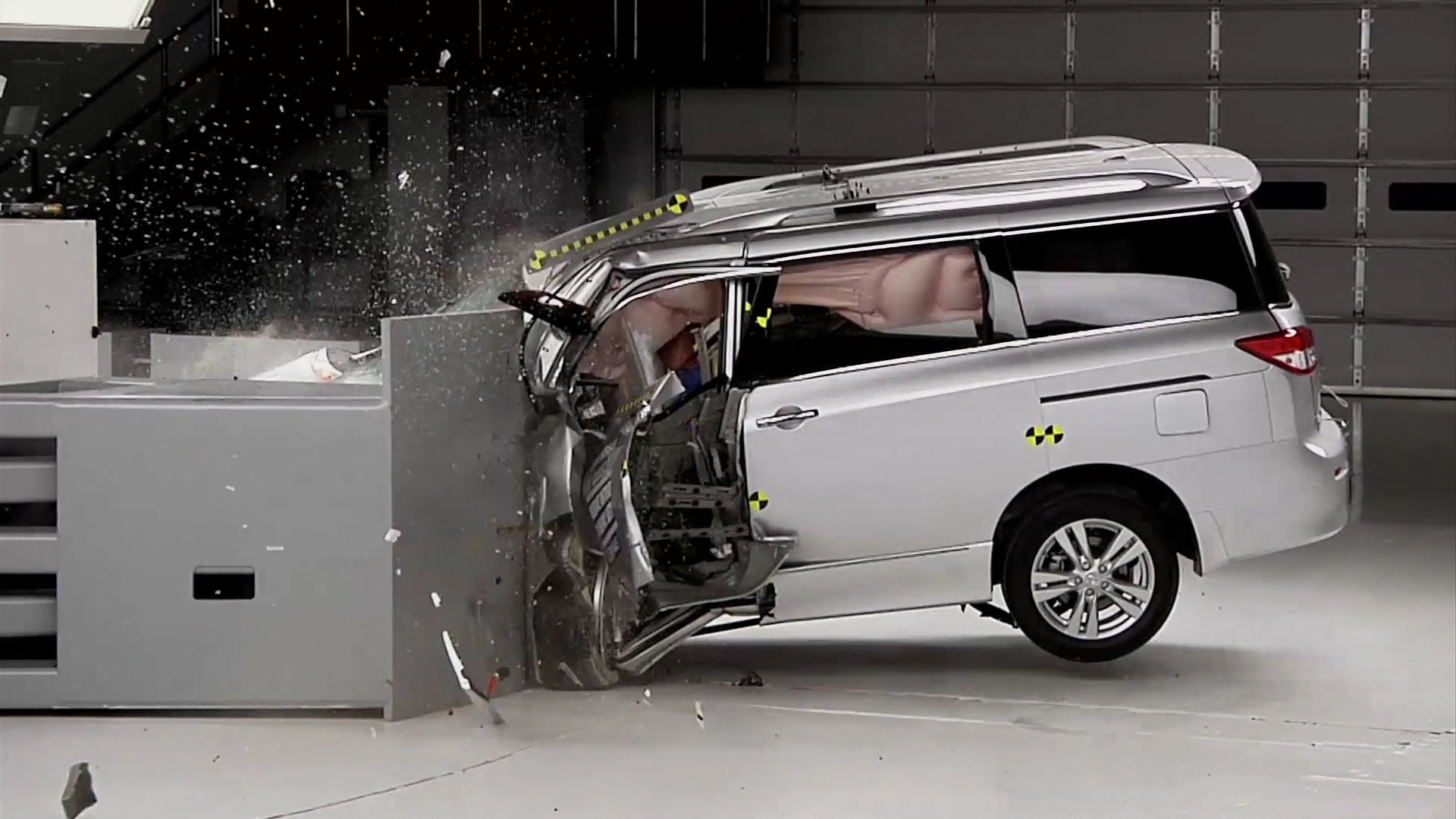 IIHS crash test safety ratings draw poor reviews for Chrysler and Nissan - CBS News