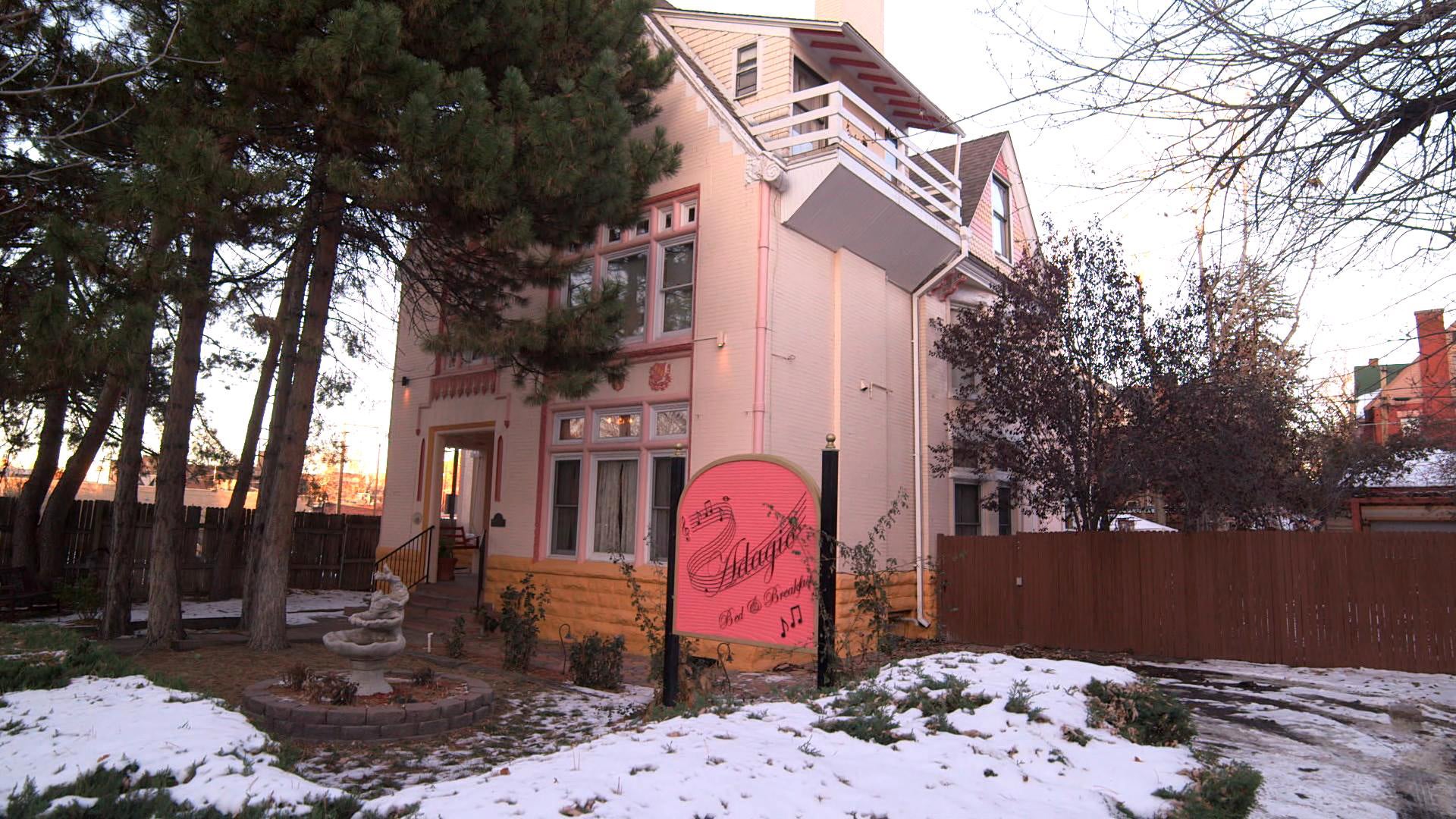 Colorado welcomes cannabis-curious tourists - CBS News