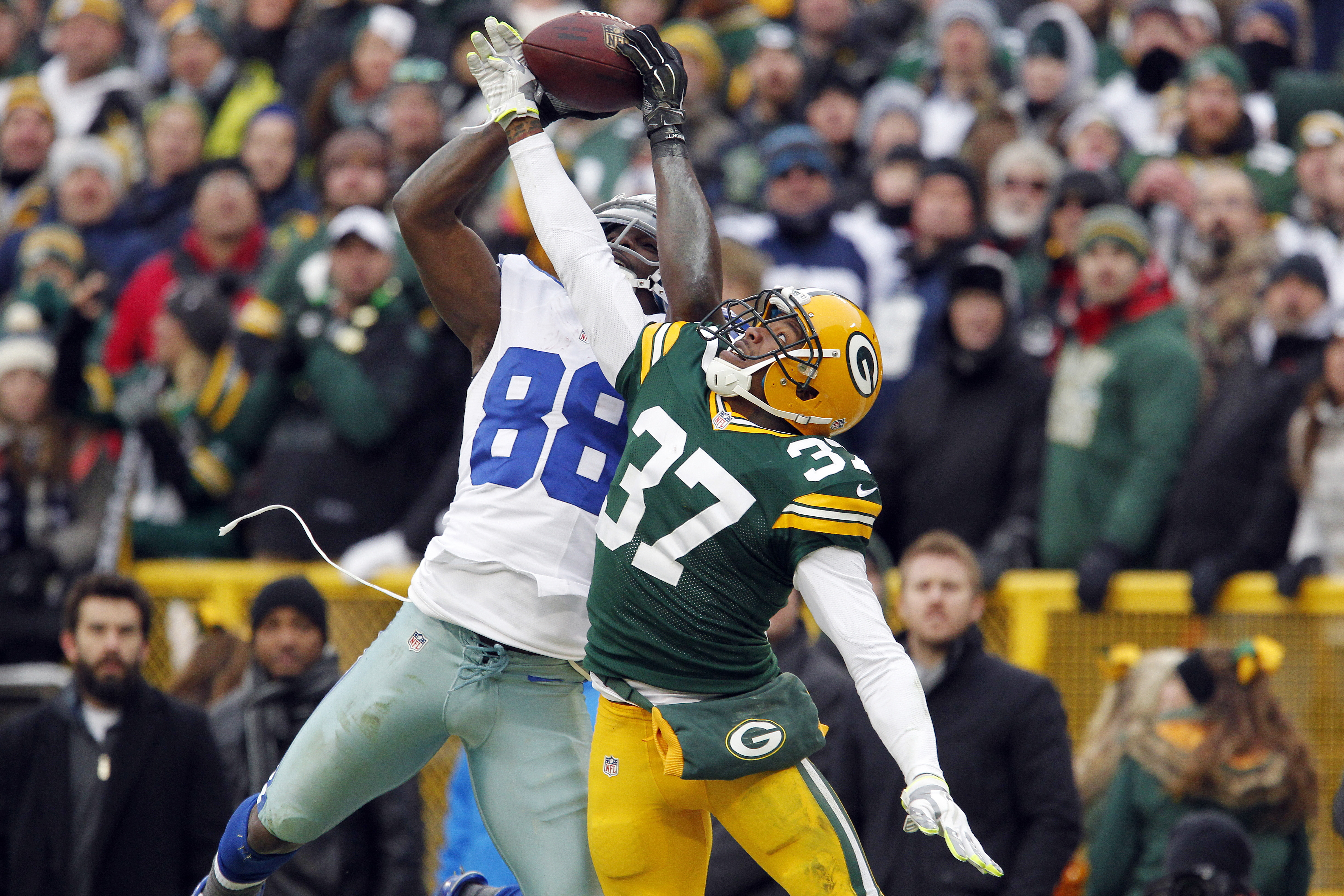 Packers defeat Cowboys, 26-21, after controversial call - Los Angeles Times