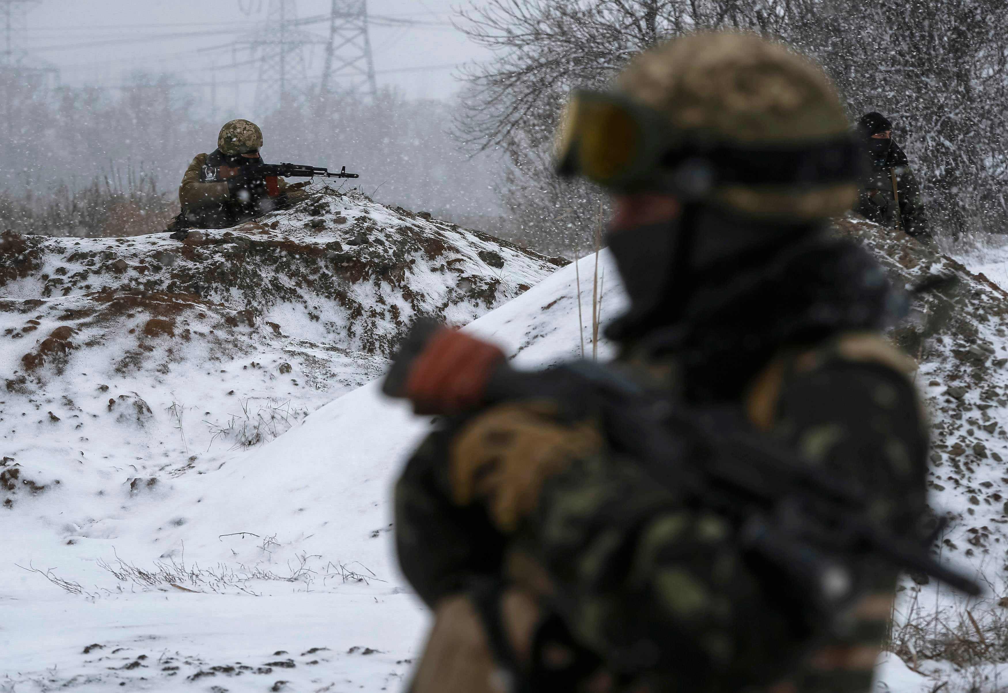 Ukraine troops, Russia-backed rebels miss deadline to pull back heavy ...