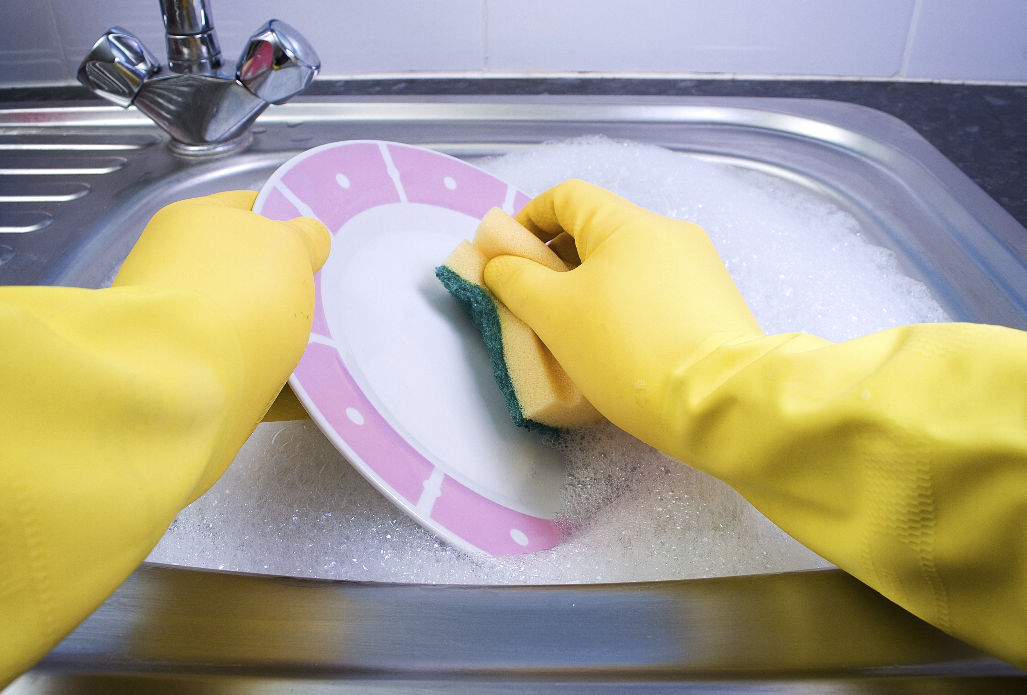 Hand-wash your dishes to help protect kids from allergies - CBS News