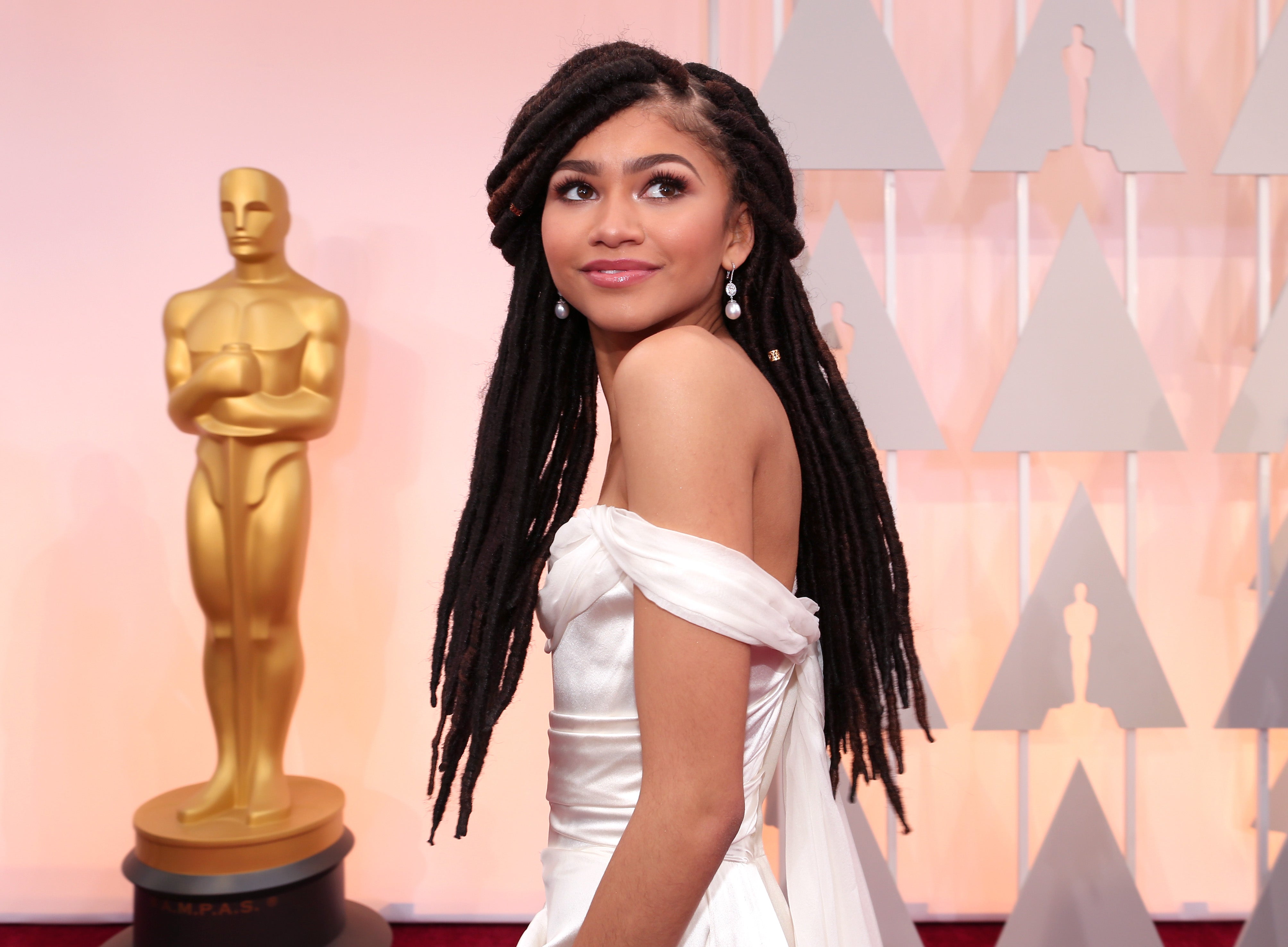 Zendaya Sports Bangs on First-Ever Vogue Cover – StyleCaster