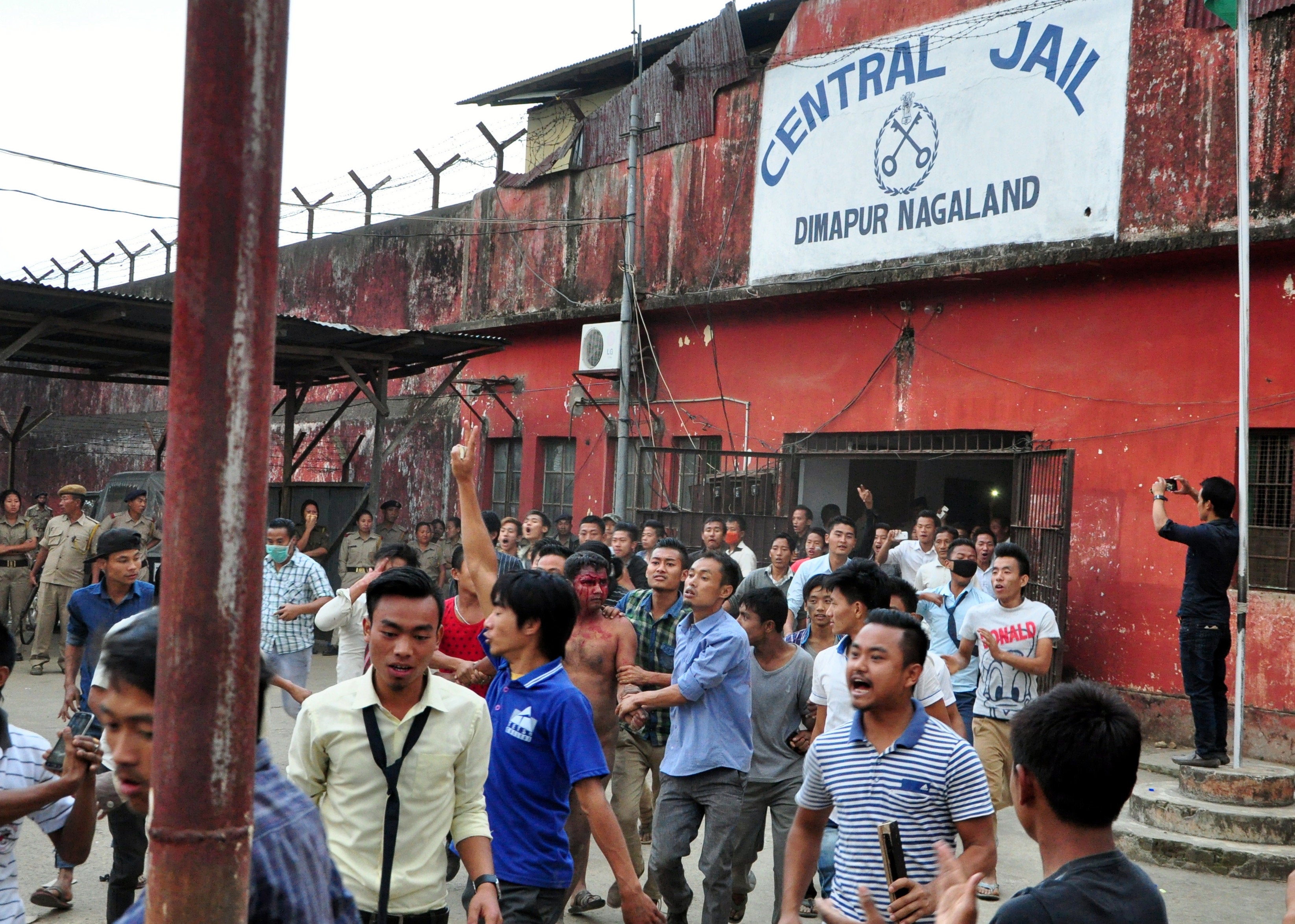 Indian mob storms prison, lynches accused rapist - CBS News
