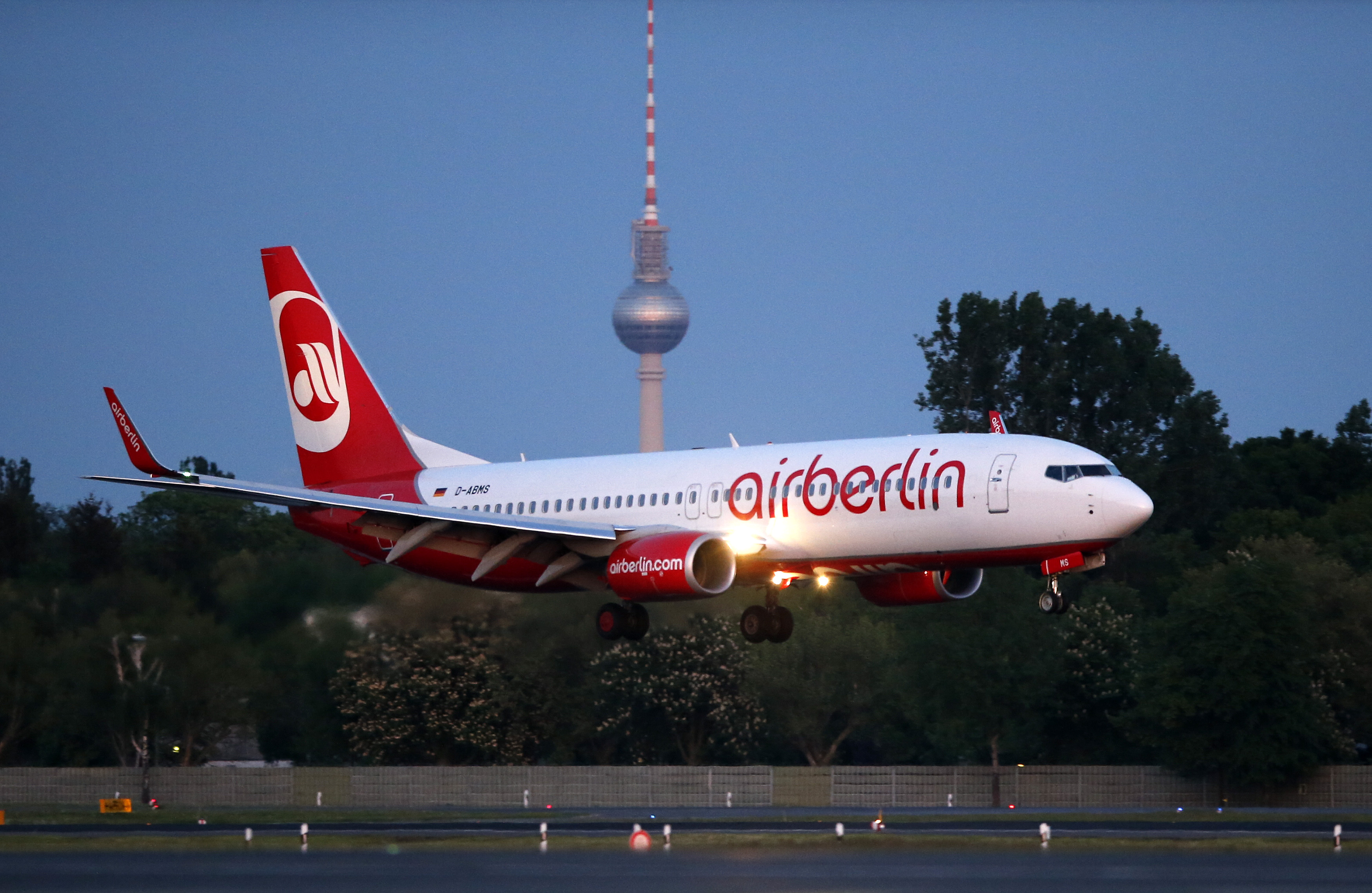 Air Berlin pilot cleared for low pass fly-by Dusseldorf airport in stunt as carrier went bankrupt - CBS News