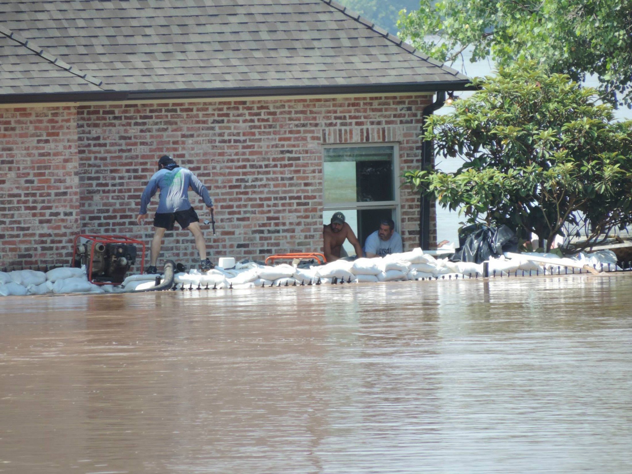 Flooding in Louisiana sparks response from recovery teams - CBS News