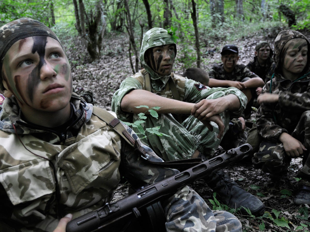 Ukrainian schoolchildren attend military camp - CBS News