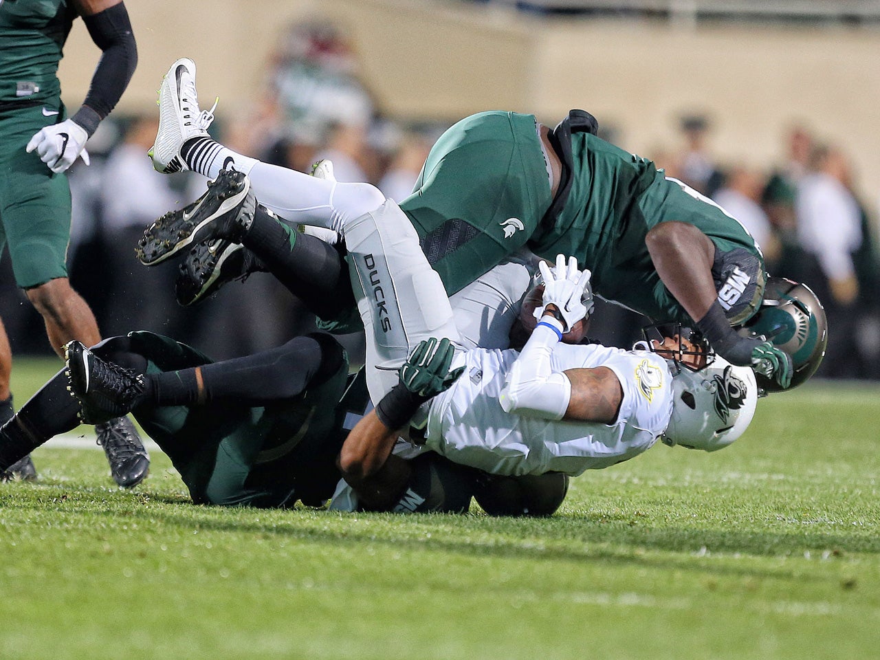 Michigan State Squeaks By Oregon; Top 25 NCAA Football Roundup - CBS News